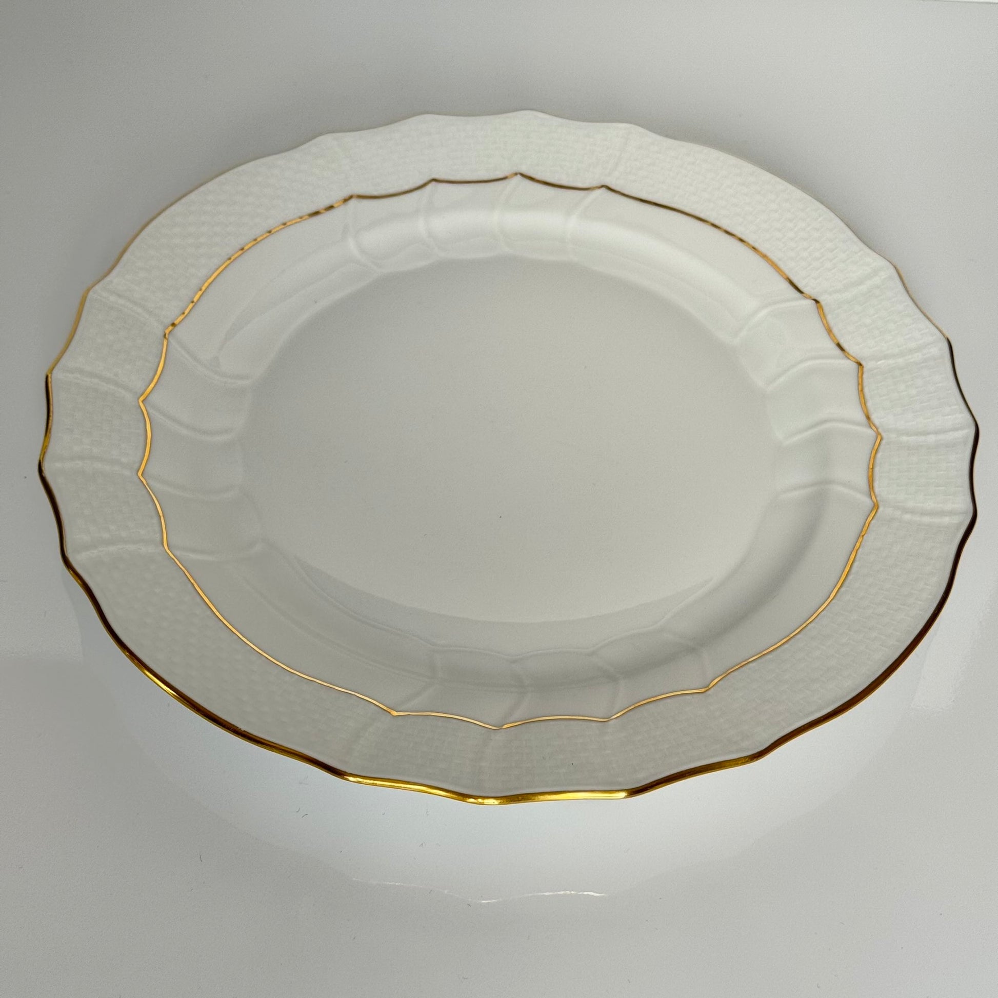 English: Set of two Herend dinner plates in “Golden Edge” HDE pattern, hand-gilded porcelain, minimal and timeless design ; 日本語: ヘレンドの「ゴールデンエッジ」HDEパターンのディナープレート2枚セット、手描き金彩入りのミニマルでクラシックなデザイン ; Français: Paire d’assiettes de dîner Herend modèle “Golden Edge” HDE, en porcelaine dorée à la main, design sobre et intemporel.