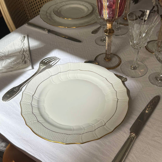 English: Set of two Herend dinner plates in “Golden Edge” HDE pattern, hand-gilded porcelain, minimal and timeless design ; 日本語: ヘレンドの「ゴールデンエッジ」HDEパターンのディナープレート2枚セット、手描き金彩入りのミニマルでクラシックなデザイン ; Français: Paire d’assiettes de dîner Herend modèle “Golden Edge” HDE, en porcelaine dorée à la main, design sobre et intemporel.