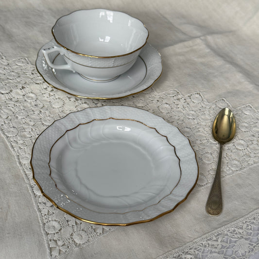 English: Herend porcelain tea set (2 cups, saucers, and dessert plates) in the “Golden Edge” HDE pattern, hand-gilded minimal design on white porcelain; 日本語: ヘレンドのティーセット（カップ2客、ソーサー2枚、デザートプレート2枚）、白磁に金彩が施されたシンプルな「ゴールデンエッジ」HDEパターン; Français: Service à thé en porcelaine Herend (2 tasses, soucoupes et assiettes à dessert) décor “Golden Edge” HDE, design minimal doré à la main sur porcelaine blanche.
