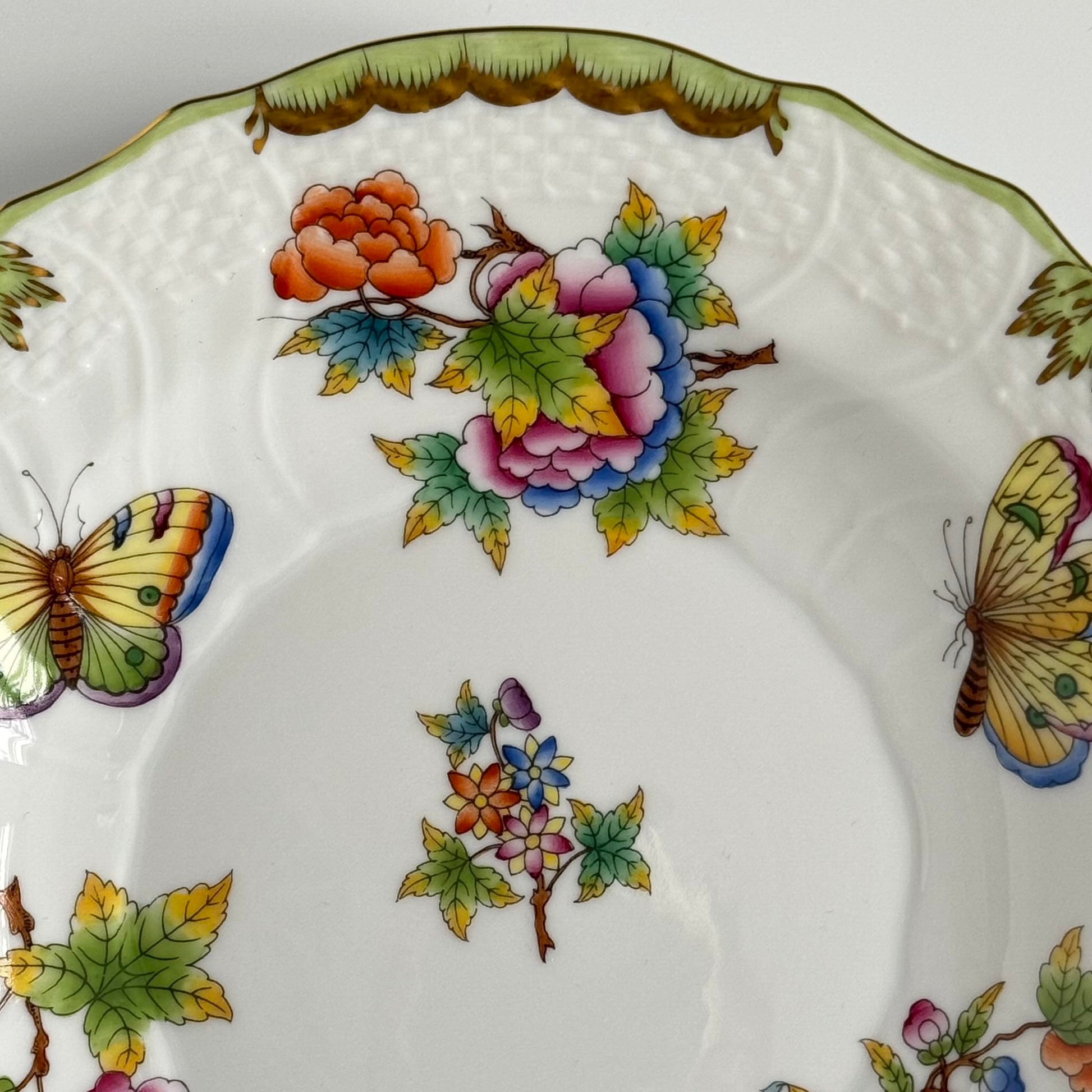 English: Hand-painted Herend porcelain dessert plate, “Queen Victoria” VBO pattern, with colorful butterflies and peonies, 20th century to present ; 日本語: ヘレンド製手描きデザートプレート、「クイーン・ヴィクトリア」VBOパターン、蝶と芍薬のモチーフ、20世紀〜現代製 ; Français: Assiette à dessert en porcelaine Herend peinte à la main, décor “Queen Victoria” VBO avec papillons et pivoines colorés, XXe siècle à aujourd’hui.