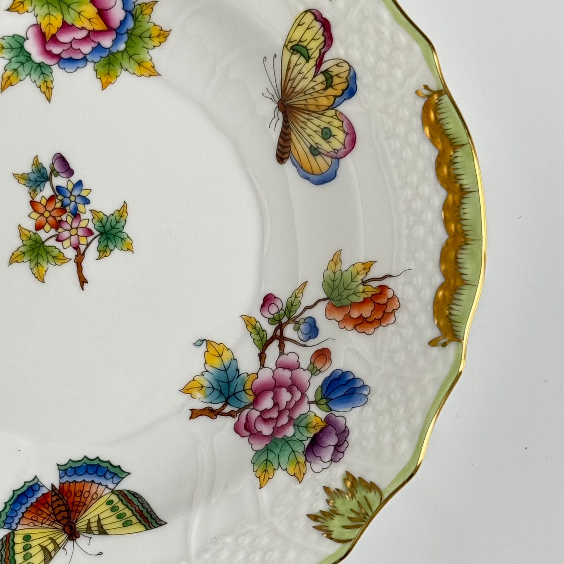 English: Hand-painted Herend porcelain dessert plate, “Queen Victoria” VBO pattern, with colorful butterflies and peonies, 20th century to present ; 日本語: ヘレンド製手描きデザートプレート、「クイーン・ヴィクトリア」VBOパターン、蝶と芍薬のモチーフ、20世紀〜現代製 ; Français: Assiette à dessert en porcelaine Herend peinte à la main, décor “Queen Victoria” VBO avec papillons et pivoines colorés, XXe siècle à aujourd’hui.
