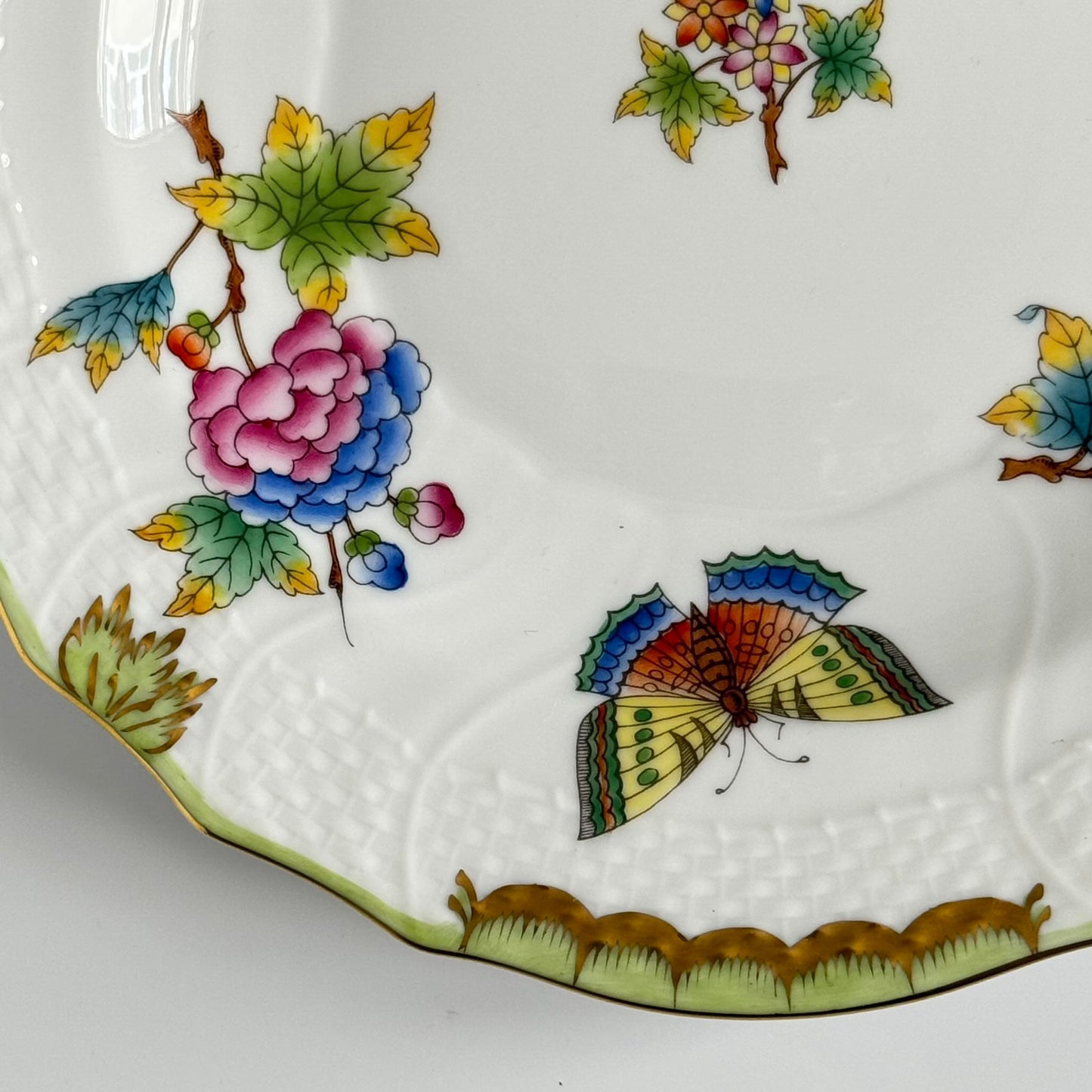 English: Hand-painted Herend porcelain dessert plate, “Queen Victoria” VBO pattern, with colorful butterflies and peonies, 20th century to present ; 日本語: ヘレンド製手描きデザートプレート、「クイーン・ヴィクトリア」VBOパターン、蝶と芍薬のモチーフ、20世紀〜現代製 ; Français: Assiette à dessert en porcelaine Herend peinte à la main, décor “Queen Victoria” VBO avec papillons et pivoines colorés, XXe siècle à aujourd’hui.