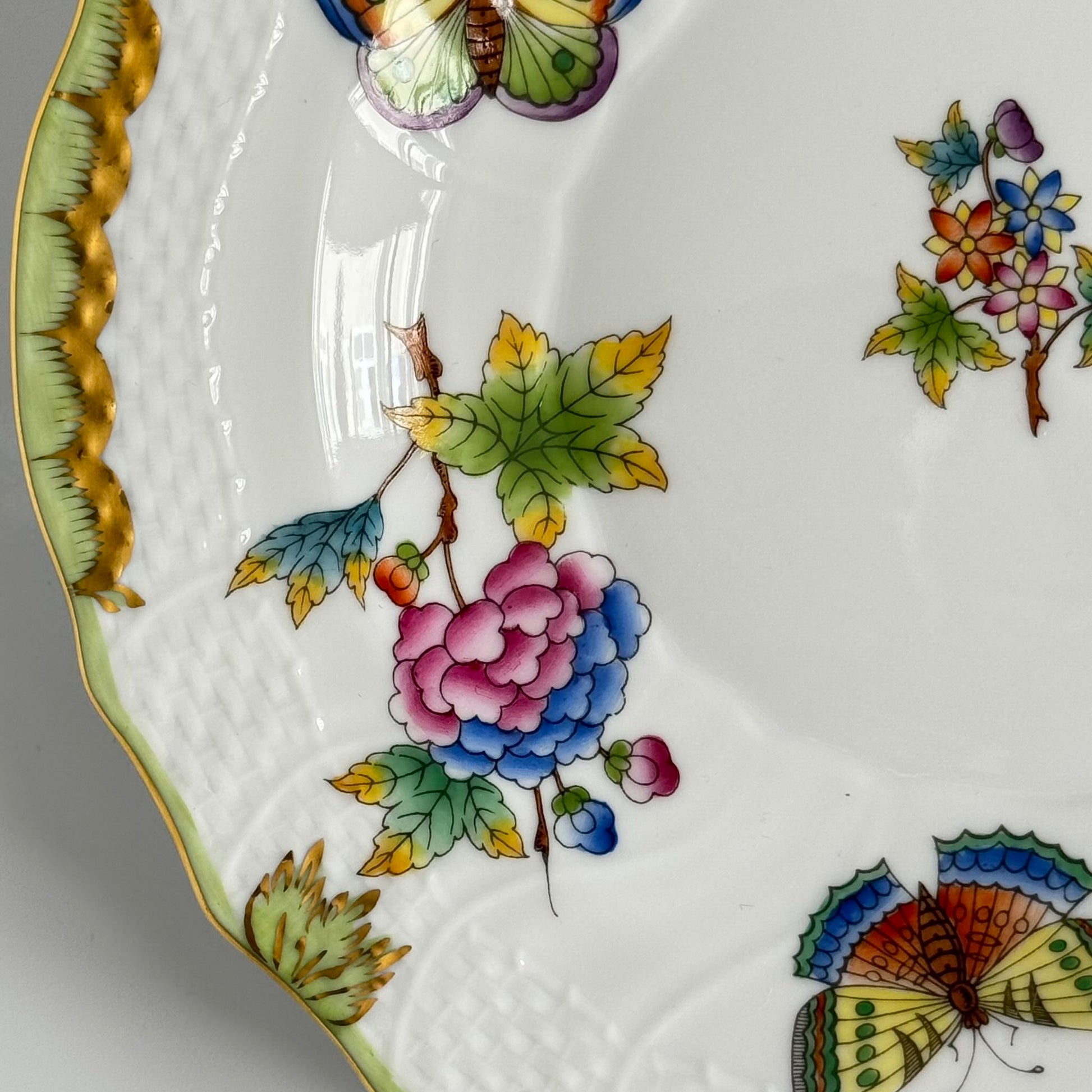 English: Hand-painted Herend porcelain dessert plate, “Queen Victoria” VBO pattern, with colorful butterflies and peonies, 20th century to present ; 日本語: ヘレンド製手描きデザートプレート、「クイーン・ヴィクトリア」VBOパターン、蝶と芍薬のモチーフ、20世紀〜現代製 ; Français: Assiette à dessert en porcelaine Herend peinte à la main, décor “Queen Victoria” VBO avec papillons et pivoines colorés, XXe siècle à aujourd’hui.