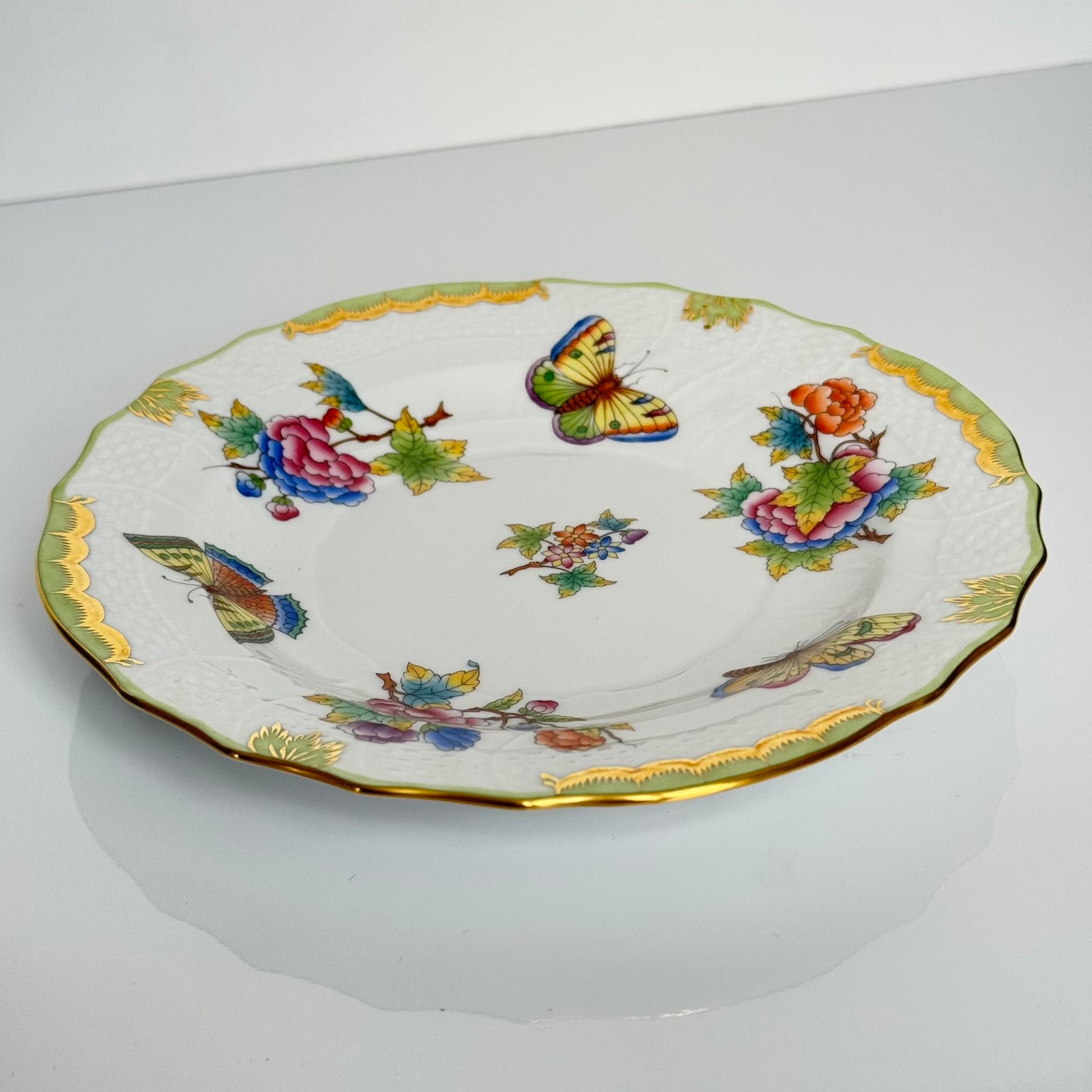 English: Hand-painted Herend porcelain dessert plate, “Queen Victoria” VBO pattern, with colorful butterflies and peonies, 20th century to present ; 日本語: ヘレンド製手描きデザートプレート、「クイーン・ヴィクトリア」VBOパターン、蝶と芍薬のモチーフ、20世紀〜現代製 ; Français: Assiette à dessert en porcelaine Herend peinte à la main, décor “Queen Victoria” VBO avec papillons et pivoines colorés, XXe siècle à aujourd’hui.