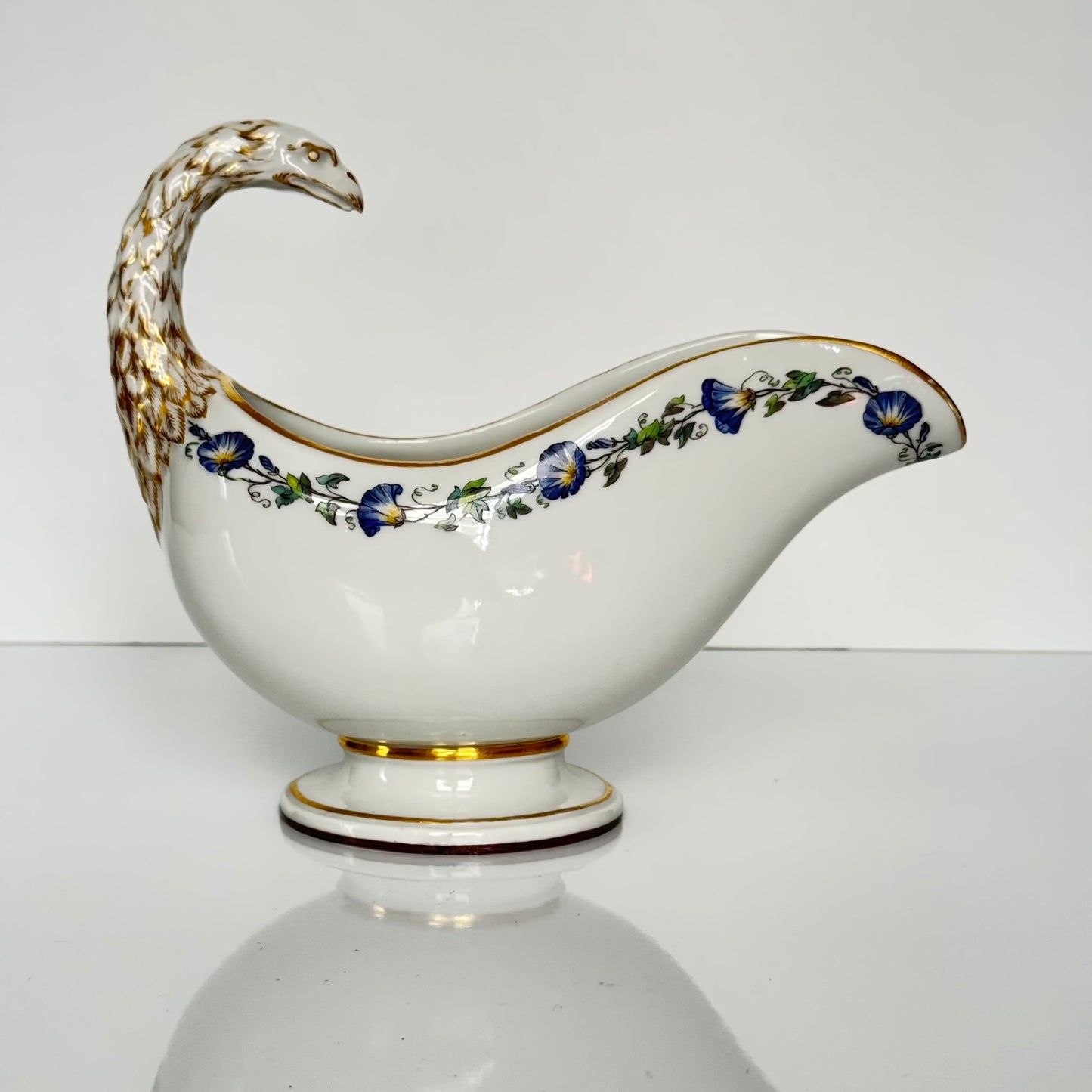 English : KPM Berlin porcelain sauce boat with matching underplate, early 19th century (c.1803–1816). Hand-painted with morning glory flowers and bird-head handle, gilded details. ; français : Saucière en porcelaine de la manufacture KPM Berlin avec son plateau, début XIXe siècle (vers 1803–1816). Décor peint à la main à l’ipomée, anse en forme de tête d’oiseau, détails dorés. ; 日本語 : KPMベルリン製ポーセリンのソースボートとアンダープレート。19世紀初頭（約1803〜1816年）。手描きのアサガオ装飾、鳥の頭の形をした持ち手、金彩入り。