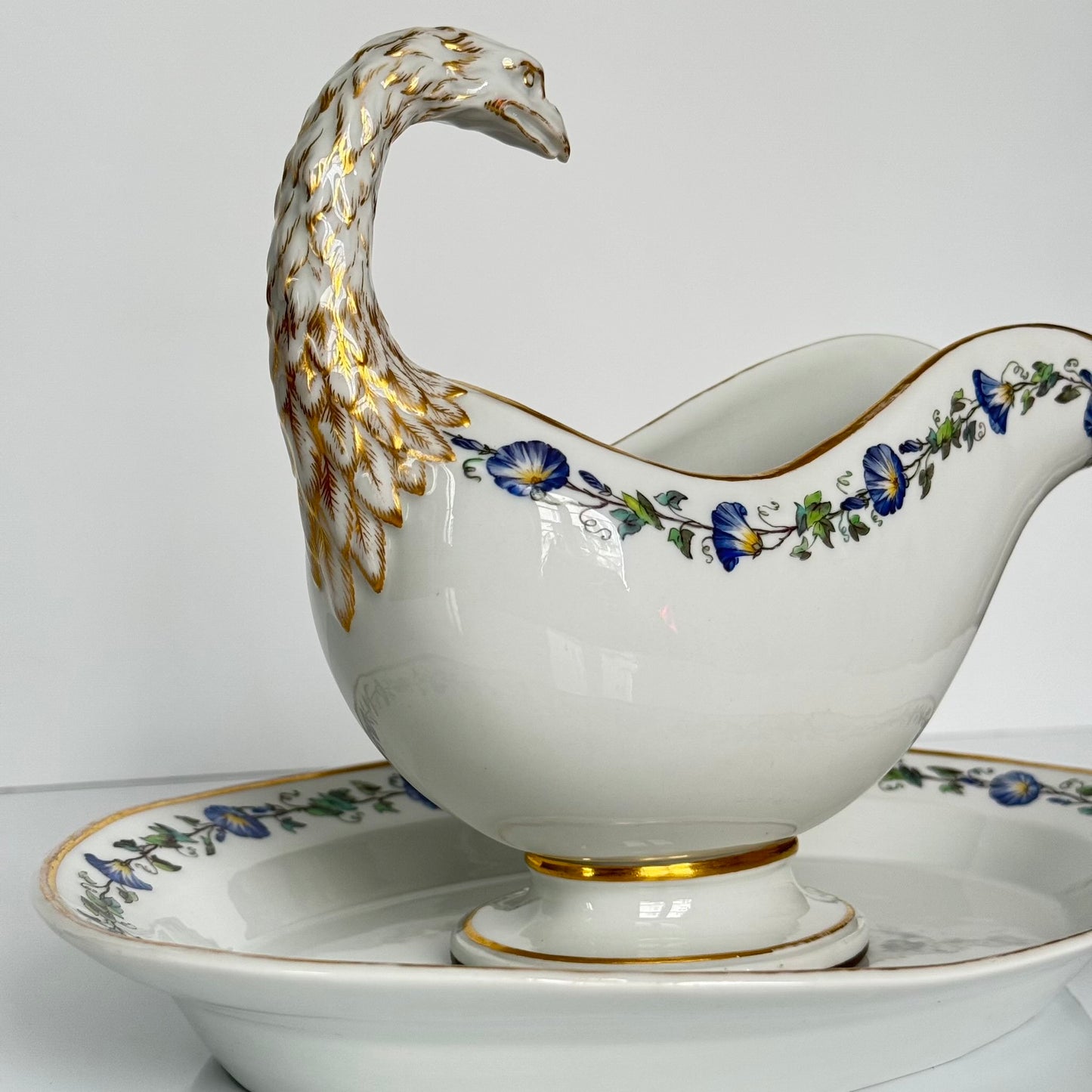 English : KPM Berlin porcelain sauce boat with matching underplate, early 19th century (c.1803–1816). Hand-painted with morning glory flowers and bird-head handle, gilded details. ; français : Saucière en porcelaine de la manufacture KPM Berlin avec son plateau, début XIXe siècle (vers 1803–1816). Décor peint à la main à l’ipomée, anse en forme de tête d’oiseau, détails dorés. ; 日本語 : KPMベルリン製ポーセリンのソースボートとアンダープレート。19世紀初頭（約1803〜1816年）。手描きのアサガオ装飾、鳥の頭の形をした持ち手、金彩入り。