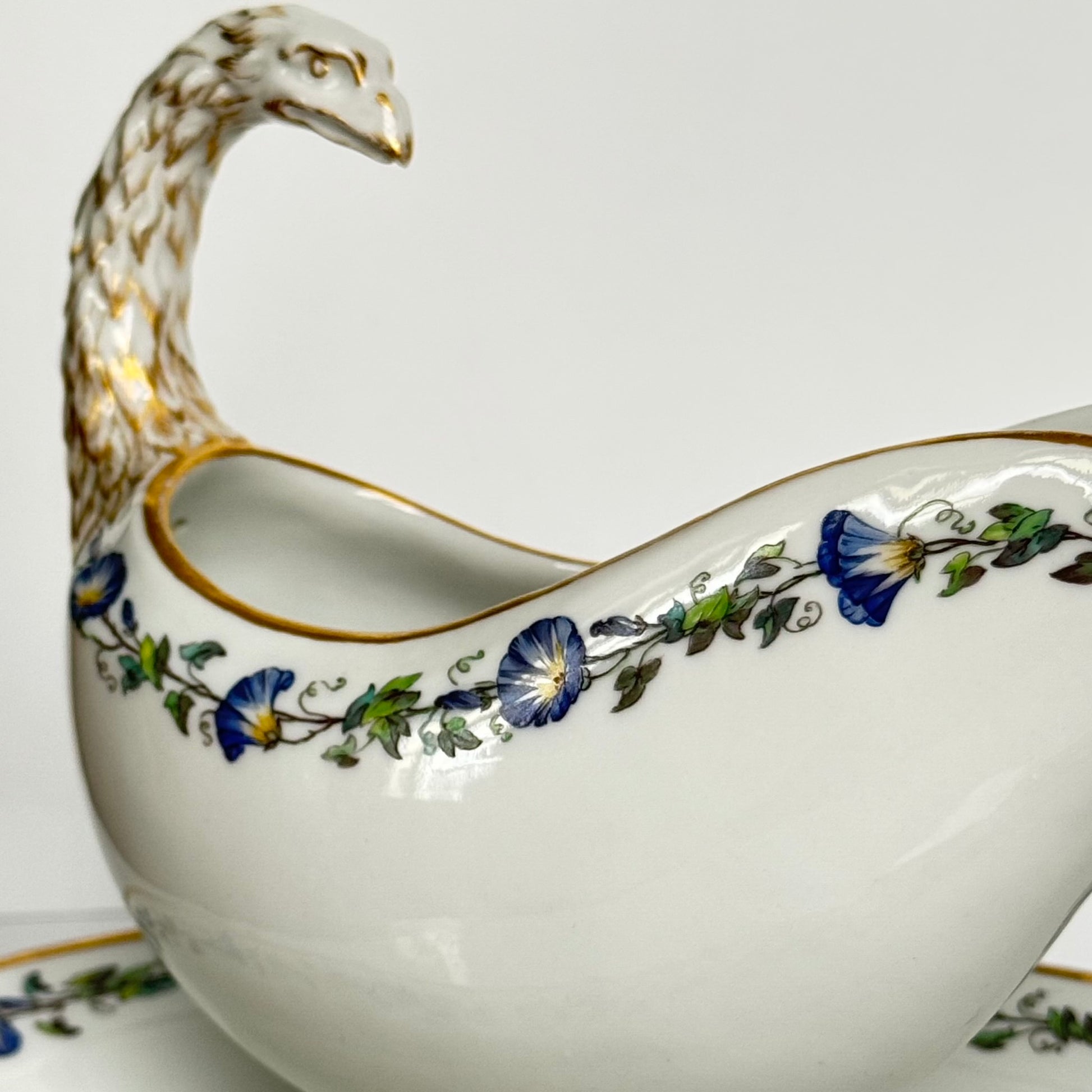 English : KPM Berlin porcelain sauce boat with matching underplate, early 19th century (c.1803–1816). Hand-painted with morning glory flowers and bird-head handle, gilded details. ; français : Saucière en porcelaine de la manufacture KPM Berlin avec son plateau, début XIXe siècle (vers 1803–1816). Décor peint à la main à l’ipomée, anse en forme de tête d’oiseau, détails dorés. ; 日本語 : KPMベルリン製ポーセリンのソースボートとアンダープレート。19世紀初頭（約1803〜1816年）。手描きのアサガオ装飾、鳥の頭の形をした持ち手、金彩入り。