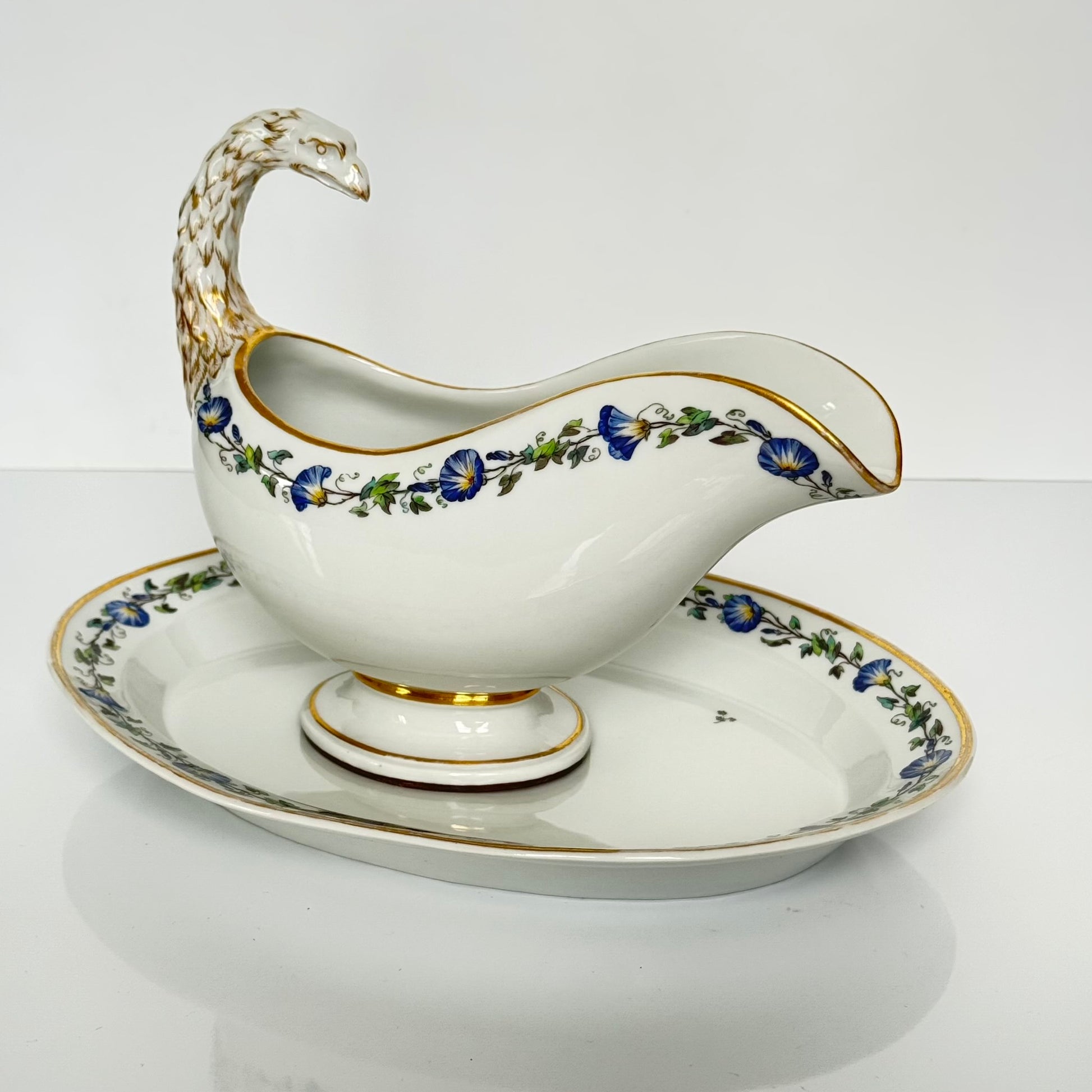 English : KPM Berlin porcelain sauce boat with matching underplate, early 19th century (c.1803–1816). Hand-painted with morning glory flowers and bird-head handle, gilded details. ; français : Saucière en porcelaine de la manufacture KPM Berlin avec son plateau, début XIXe siècle (vers 1803–1816). Décor peint à la main à l’ipomée, anse en forme de tête d’oiseau, détails dorés. ; 日本語 : KPMベルリン製ポーセリンのソースボートとアンダープレート。19世紀初頭（約1803〜1816年）。手描きのアサガオ装飾、鳥の頭の形をした持ち手、金彩入り。