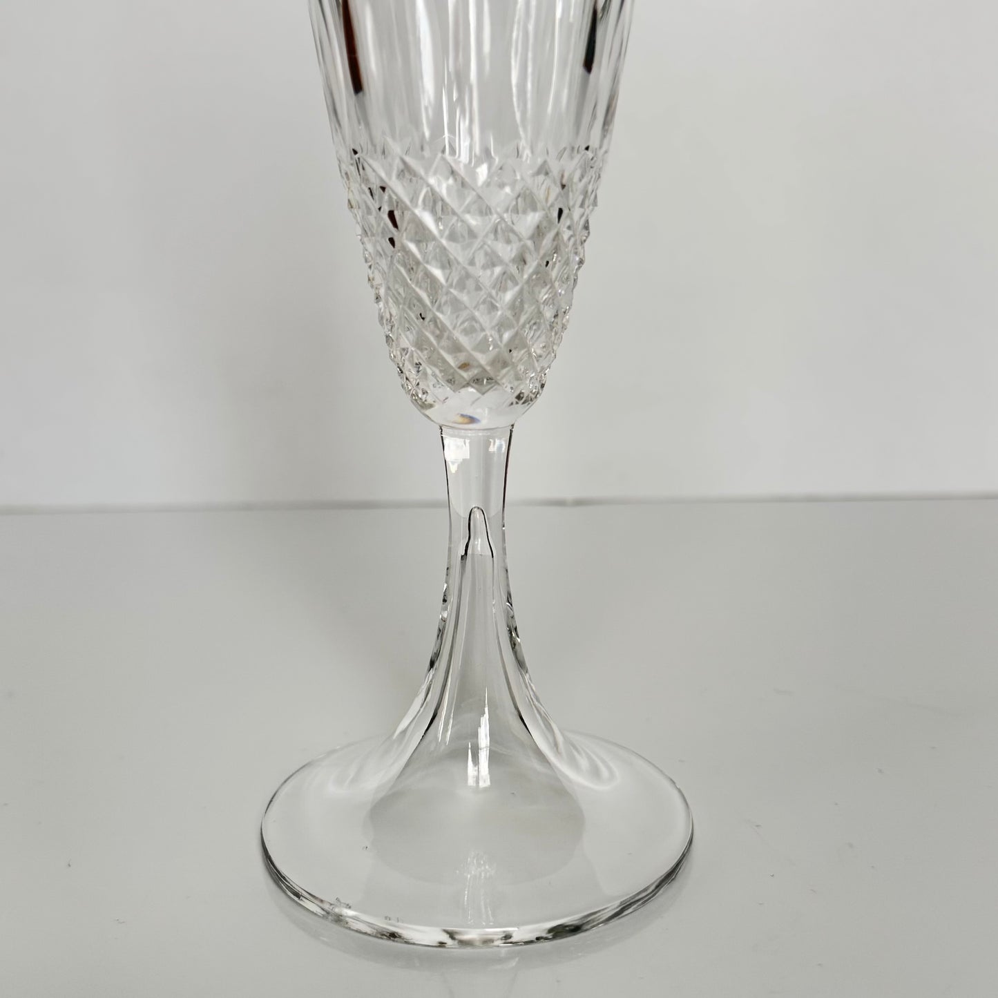 English: Lalique France crystal champagne flutes, Chinon pattern with diamond-point base, 1960s design, set of 6, each signed on the base; 日本語: ラリック・フランスのクリスタル製シャンパングラス、「シノン」パターン、ダイヤモンドカット、1960年代デザイン、6客セット、各グラスにサイン入り; Français: Flûtes à champagne en cristal Lalique France, motif Chinon avec base à pointes de diamant, design des années 1960, lot de 6, chaque verre signé à la base.