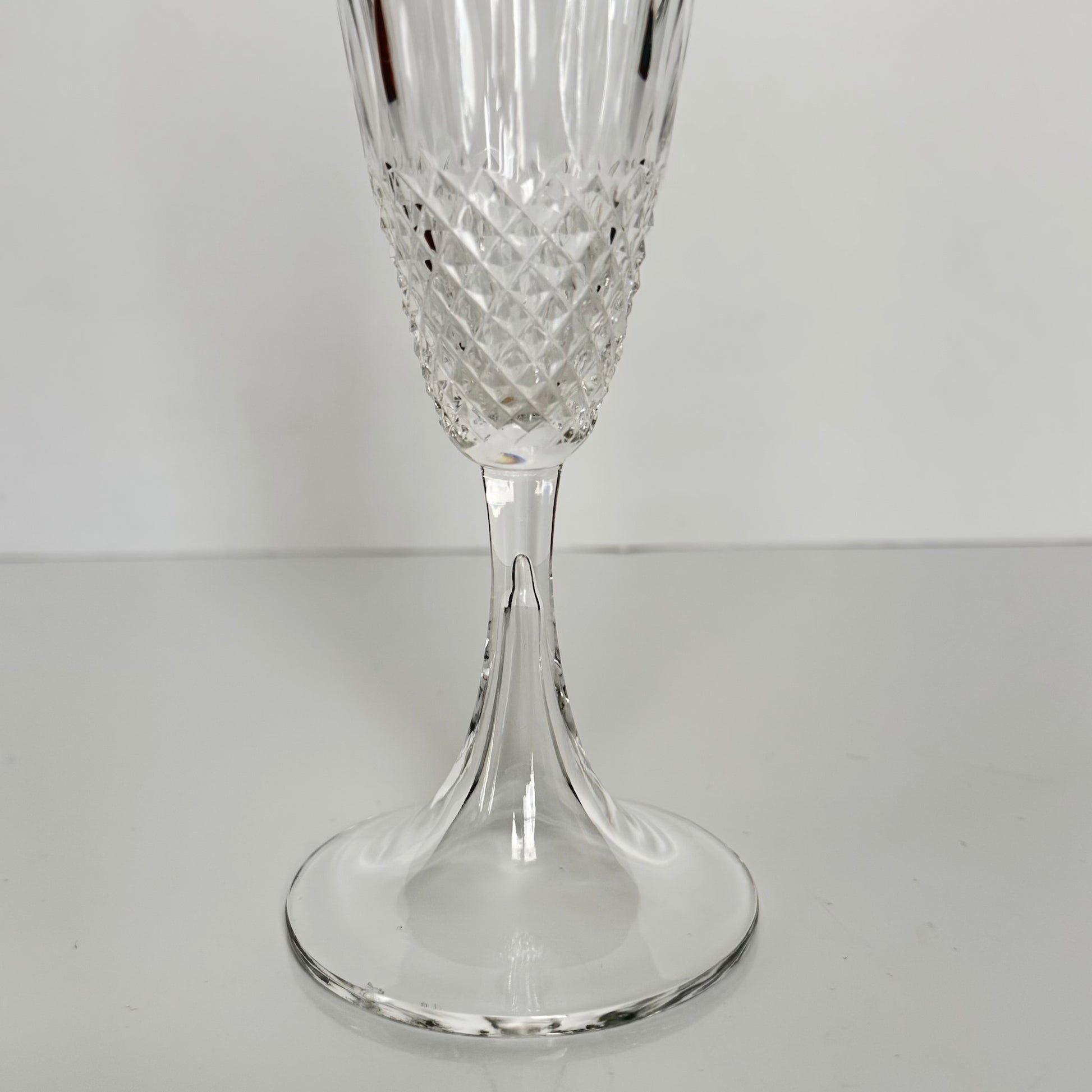English: Lalique France crystal champagne flutes, Chinon pattern with diamond-point base, 1960s design, set of 6, each signed on the base; 日本語: ラリック・フランスのクリスタル製シャンパングラス、「シノン」パターン、ダイヤモンドカット、1960年代デザイン、6客セット、各グラスにサイン入り; Français: Flûtes à champagne en cristal Lalique France, motif Chinon avec base à pointes de diamant, design des années 1960, lot de 6, chaque verre signé à la base.