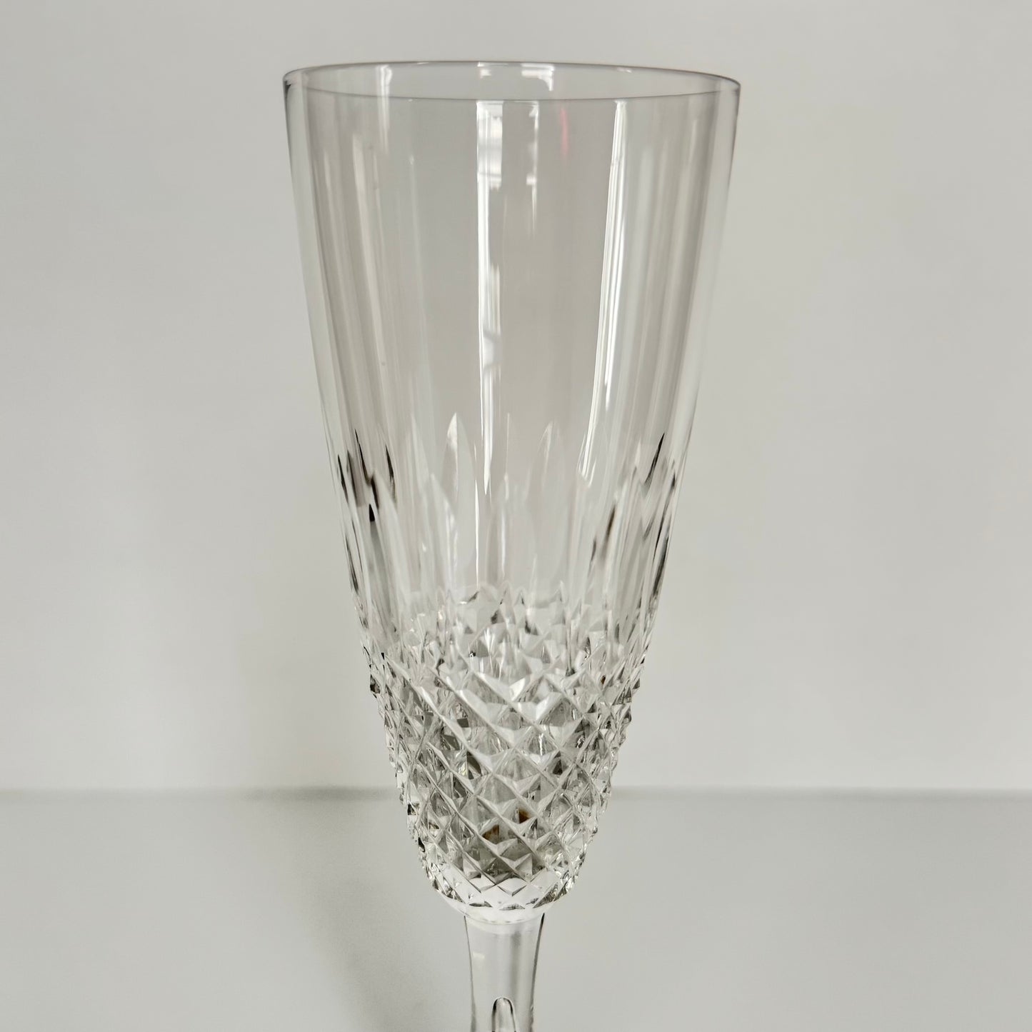 English: Lalique France crystal champagne flutes, Chinon pattern with diamond-point base, 1960s design, set of 6, each signed on the base; 日本語: ラリック・フランスのクリスタル製シャンパングラス、「シノン」パターン、ダイヤモンドカット、1960年代デザイン、6客セット、各グラスにサイン入り; Français: Flûtes à champagne en cristal Lalique France, motif Chinon avec base à pointes de diamant, design des années 1960, lot de 6, chaque verre signé à la base.
