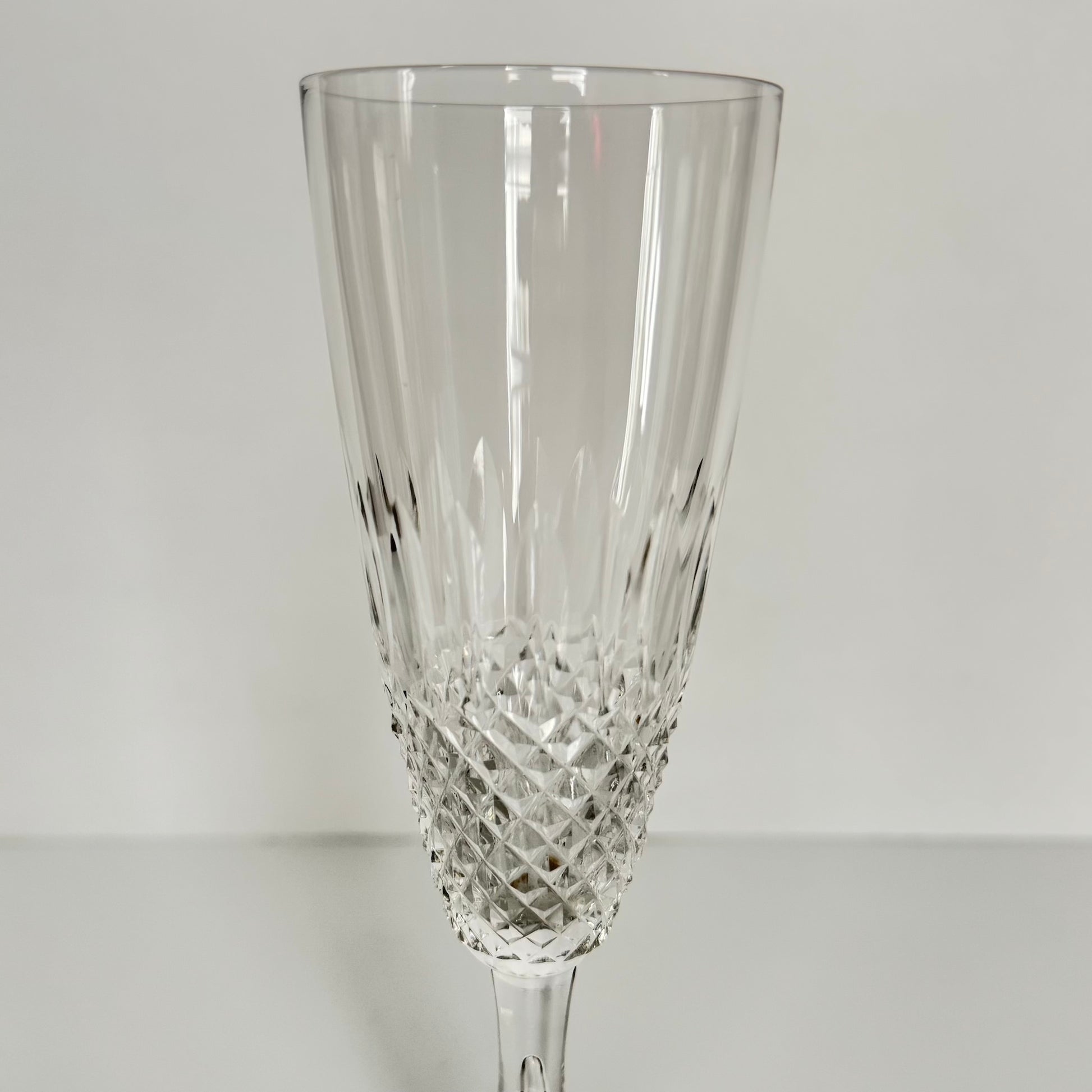 English: Lalique France crystal champagne flutes, Chinon pattern with diamond-point base, 1960s design, set of 6, each signed on the base; 日本語: ラリック・フランスのクリスタル製シャンパングラス、「シノン」パターン、ダイヤモンドカット、1960年代デザイン、6客セット、各グラスにサイン入り; Français: Flûtes à champagne en cristal Lalique France, motif Chinon avec base à pointes de diamant, design des années 1960, lot de 6, chaque verre signé à la base.
