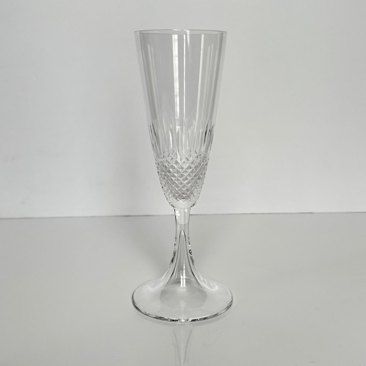 English: Lalique France crystal champagne flutes, Chinon pattern with diamond-point base, 1960s design, set of 6, each signed on the base; 日本語: ラリック・フランスのクリスタル製シャンパングラス、「シノン」パターン、ダイヤモンドカット、1960年代デザイン、6客セット、各グラスにサイン入り; Français: Flûtes à champagne en cristal Lalique France, motif Chinon avec base à pointes de diamant, design des années 1960, lot de 6, chaque verre signé à la base.