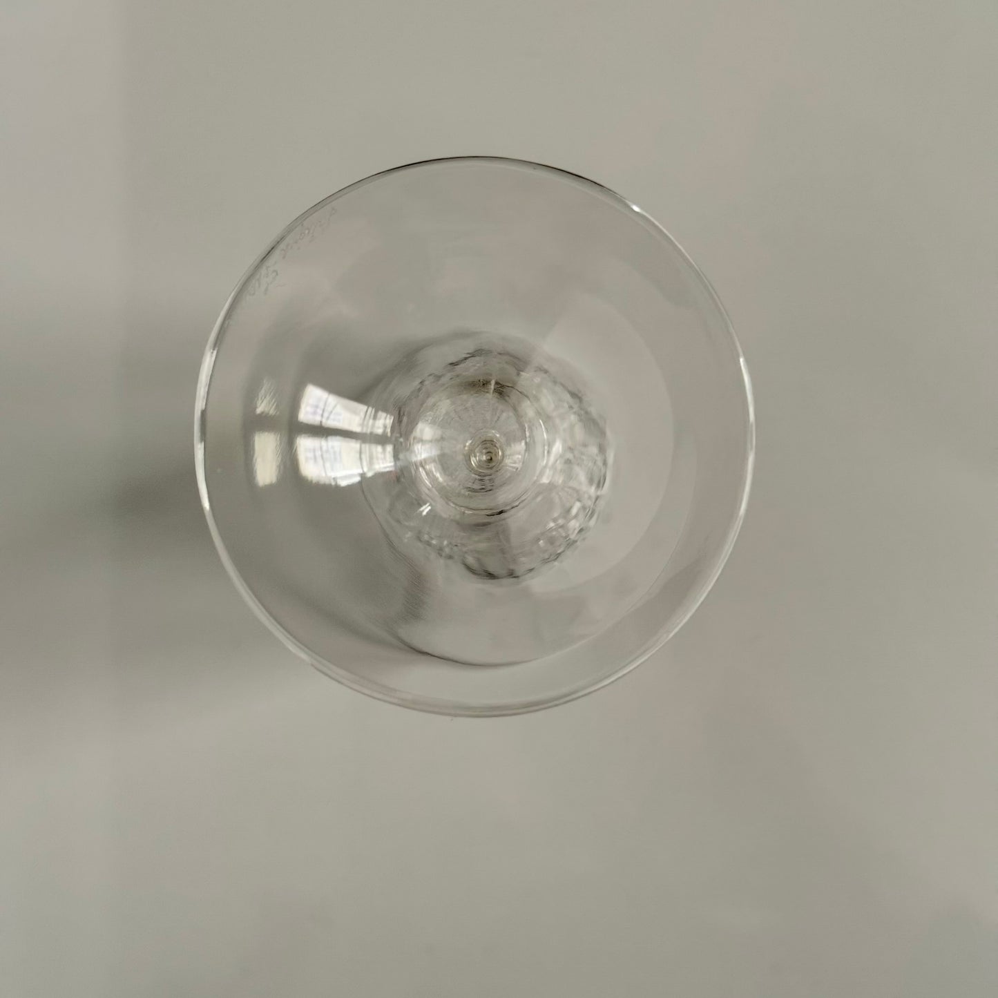 English: Lalique France crystal champagne flutes, Chinon pattern with diamond-point base, 1960s design, set of 6, each signed on the base; 日本語: ラリック・フランスのクリスタル製シャンパングラス、「シノン」パターン、ダイヤモンドカット、1960年代デザイン、6客セット、各グラスにサイン入り; Français: Flûtes à champagne en cristal Lalique France, motif Chinon avec base à pointes de diamant, design des années 1960, lot de 6, chaque verre signé à la base.