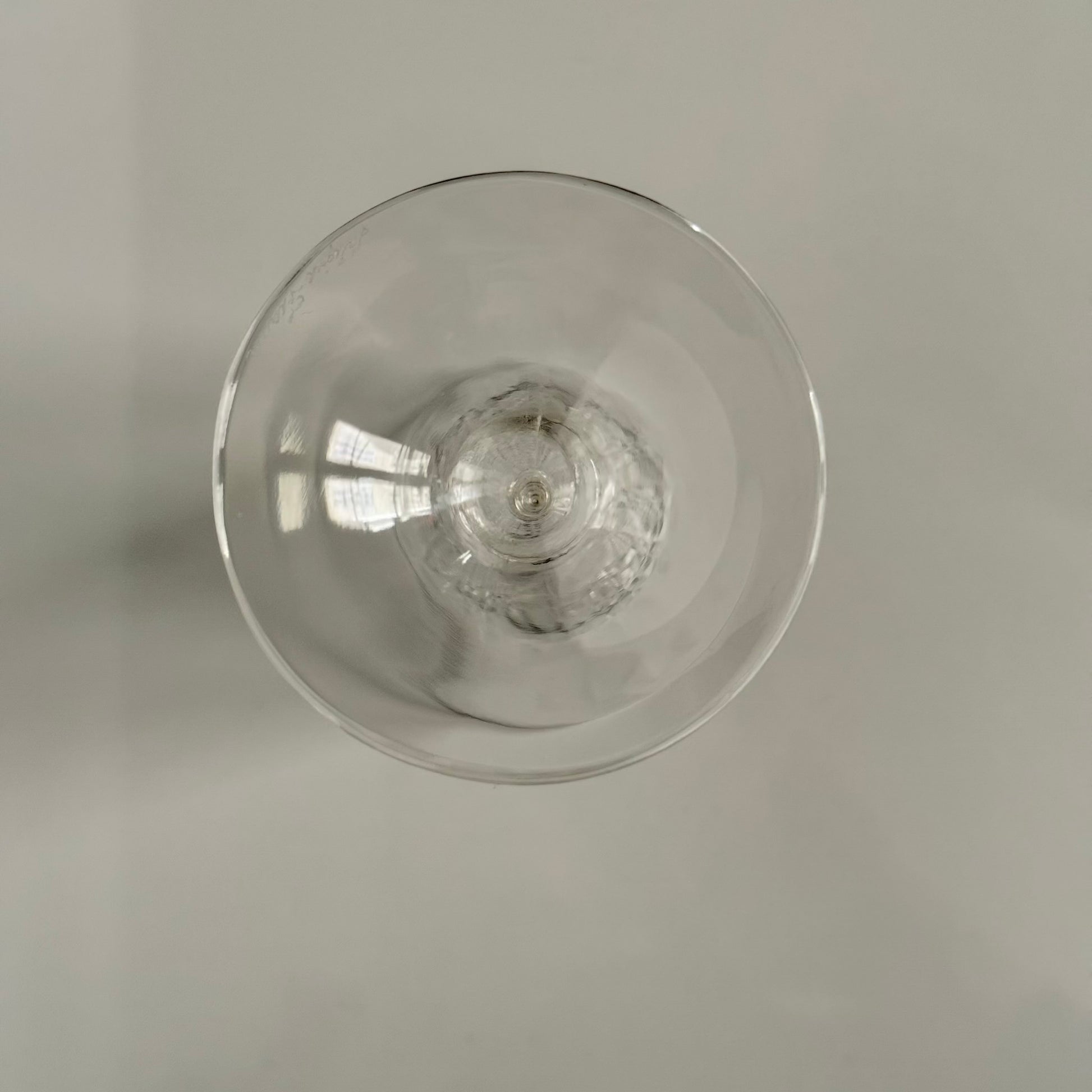 English: Lalique France crystal champagne flutes, Chinon pattern with diamond-point base, 1960s design, set of 6, each signed on the base; 日本語: ラリック・フランスのクリスタル製シャンパングラス、「シノン」パターン、ダイヤモンドカット、1960年代デザイン、6客セット、各グラスにサイン入り; Français: Flûtes à champagne en cristal Lalique France, motif Chinon avec base à pointes de diamant, design des années 1960, lot de 6, chaque verre signé à la base.