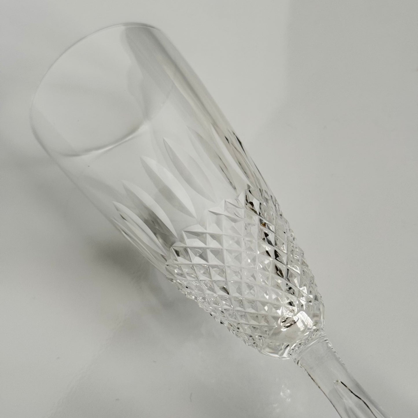 English: Lalique France crystal champagne flutes, Chinon pattern with diamond-point base, 1960s design, set of 6, each signed on the base; 日本語: ラリック・フランスのクリスタル製シャンパングラス、「シノン」パターン、ダイヤモンドカット、1960年代デザイン、6客セット、各グラスにサイン入り; Français: Flûtes à champagne en cristal Lalique France, motif Chinon avec base à pointes de diamant, design des années 1960, lot de 6, chaque verre signé à la base.