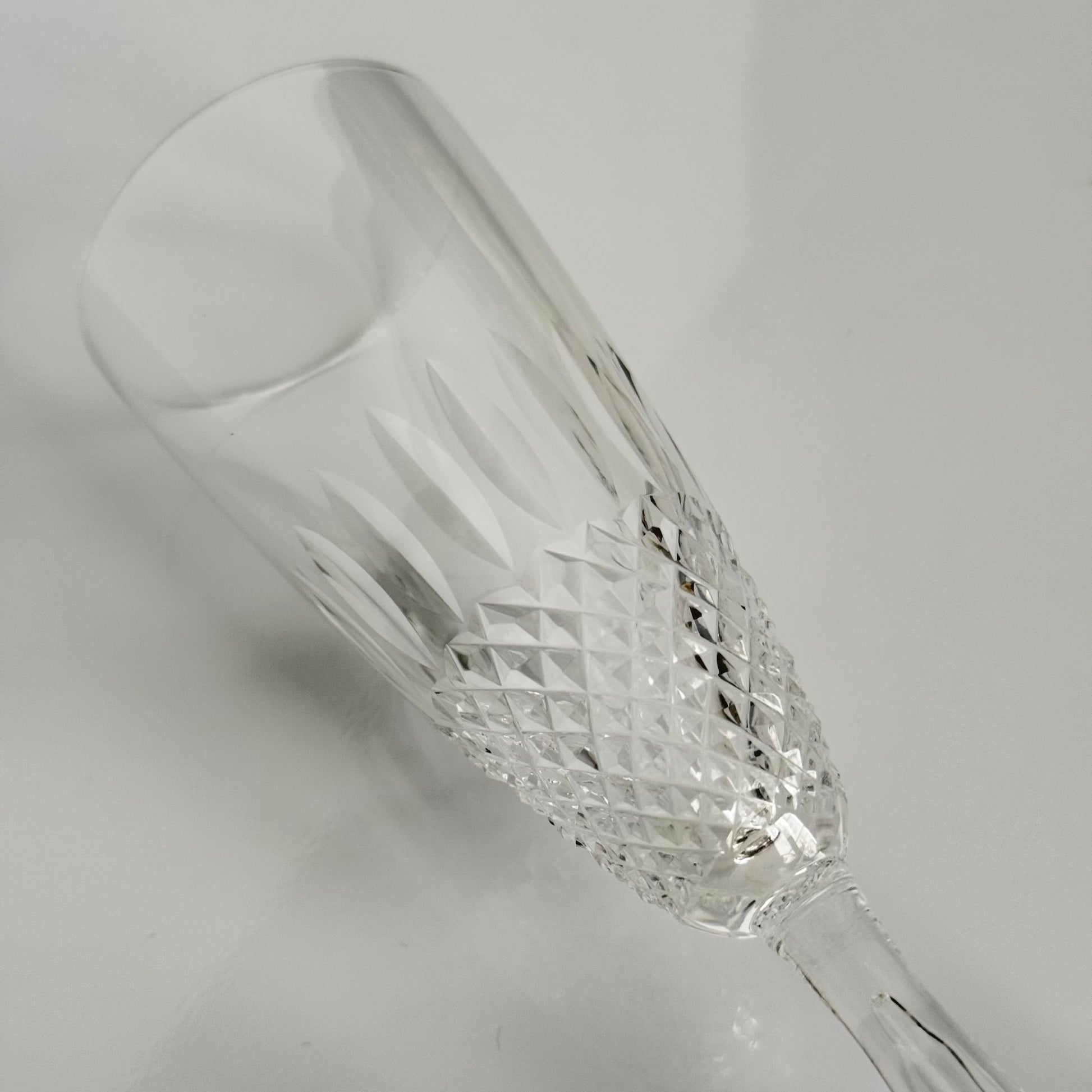 English: Lalique France crystal champagne flutes, Chinon pattern with diamond-point base, 1960s design, set of 6, each signed on the base; 日本語: ラリック・フランスのクリスタル製シャンパングラス、「シノン」パターン、ダイヤモンドカット、1960年代デザイン、6客セット、各グラスにサイン入り; Français: Flûtes à champagne en cristal Lalique France, motif Chinon avec base à pointes de diamant, design des années 1960, lot de 6, chaque verre signé à la base.