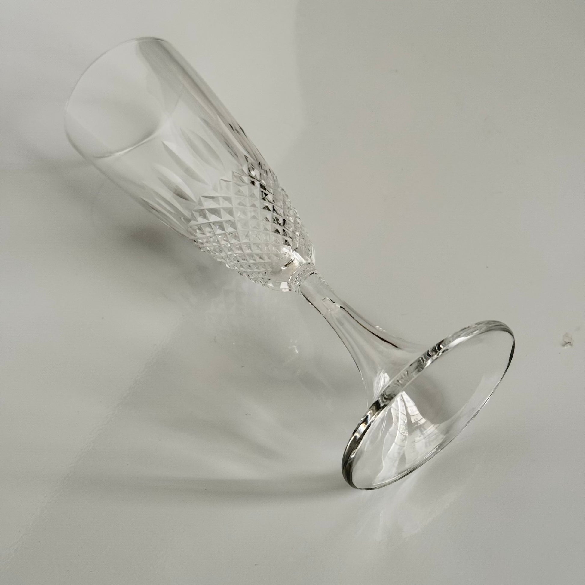 English: Lalique France crystal champagne flutes, Chinon pattern with diamond-point base, 1960s design, set of 6, each signed on the base; 日本語: ラリック・フランスのクリスタル製シャンパングラス、「シノン」パターン、ダイヤモンドカット、1960年代デザイン、6客セット、各グラスにサイン入り; Français: Flûtes à champagne en cristal Lalique France, motif Chinon avec base à pointes de diamant, design des années 1960, lot de 6, chaque verre signé à la base.