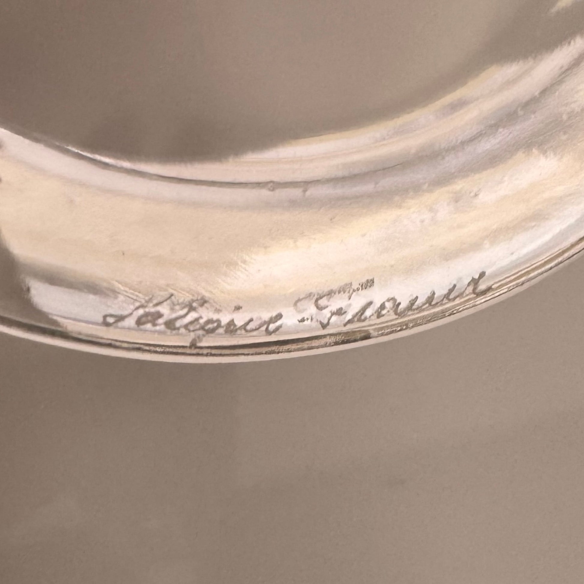 English: Lalique France crystal champagne flutes, Chinon pattern with diamond-point base, 1960s design, set of 6, each signed on the base; 日本語: ラリック・フランスのクリスタル製シャンパングラス、「シノン」パターン、ダイヤモンドカット、1960年代デザイン、6客セット、各グラスにサイン入り; Français: Flûtes à champagne en cristal Lalique France, motif Chinon avec base à pointes de diamant, design des années 1960, lot de 6, chaque verre signé à la base.