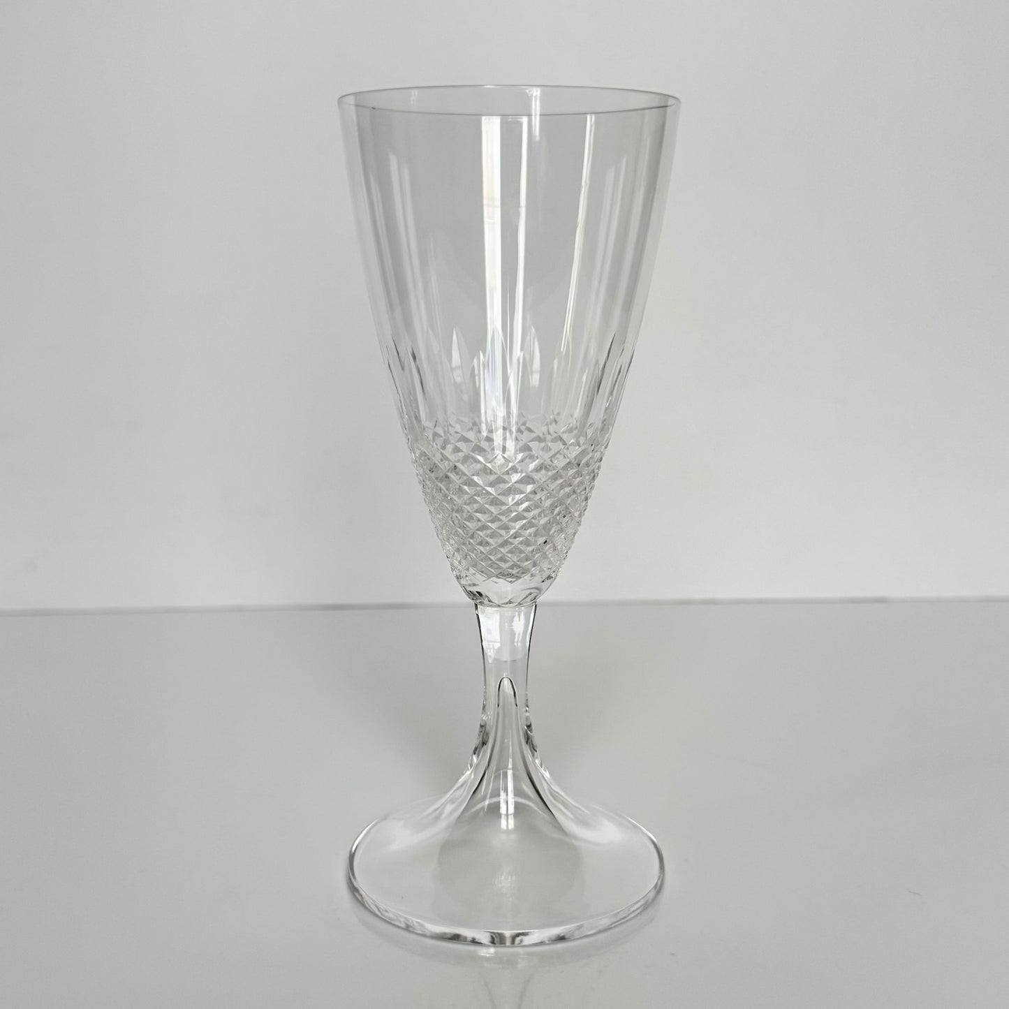 lalique-chinon-crystal-water-glasses-diamond-point-1960s-1
English: Lalique France crystal water glasses, Chinon pattern with diamond-point base, 1960s design, set of 6, each signed on the base; 日本語: ラリック・フランスのクリスタル製ウォーターグラス、「シノン」パターン、ダイヤモンドカット、1960年代デザイン、6客セット、各グラスにサイン入り; Français: Verres à eau en cristal Lalique France, motif Chinon avec base à pointes de diamant, design des années 1960, lot de 6, chaque verre signé à la base.