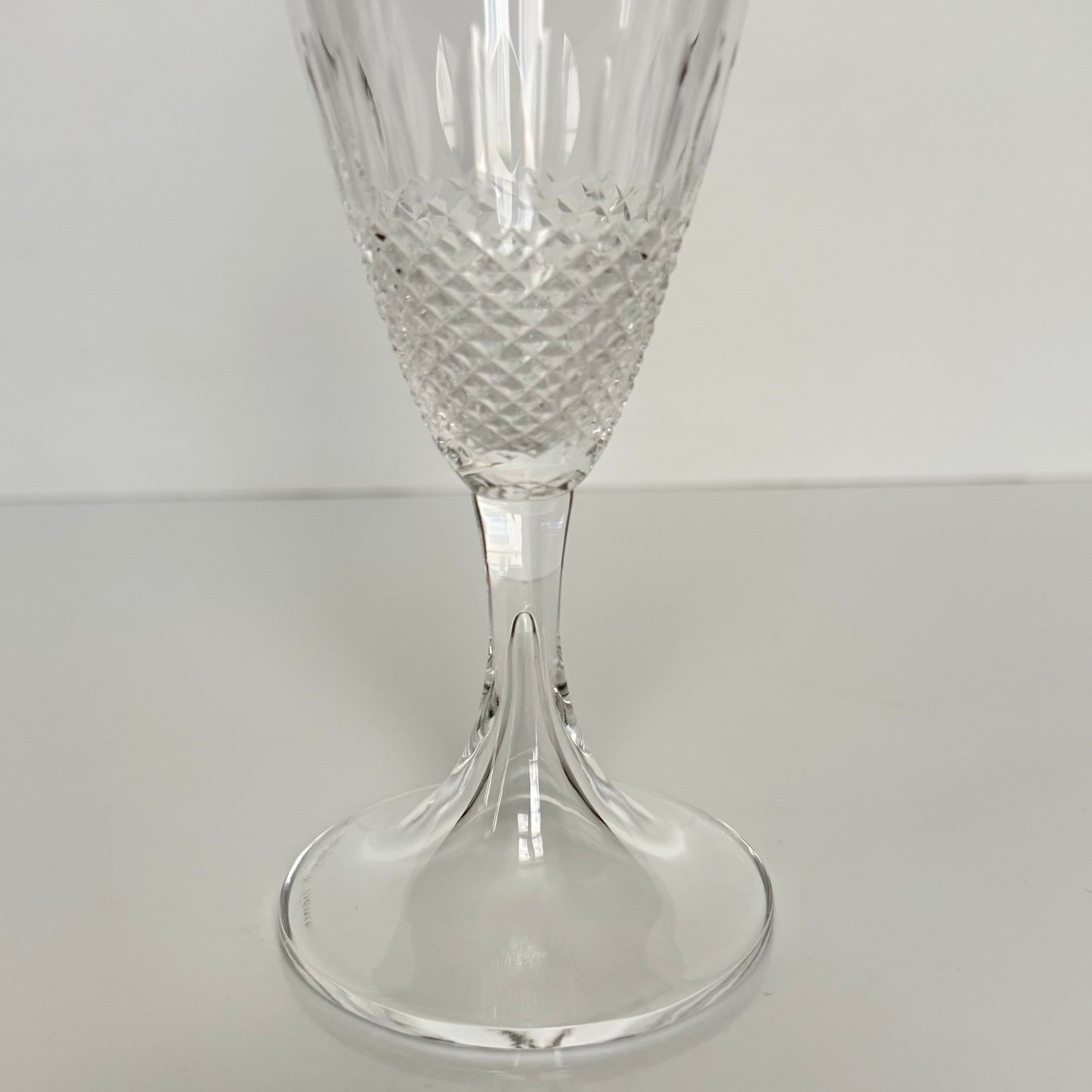 lalique-chinon-crystal-water-glasses-diamond-point-1960s-1
English: Lalique France crystal water glasses, Chinon pattern with diamond-point base, 1960s design, set of 6, each signed on the base; 日本語: ラリック・フランスのクリスタル製ウォーターグラス、「シノン」パターン、ダイヤモンドカット、1960年代デザイン、6客セット、各グラスにサイン入り; Français: Verres à eau en cristal Lalique France, motif Chinon avec base à pointes de diamant, design des années 1960, lot de 6, chaque verre signé à la base.