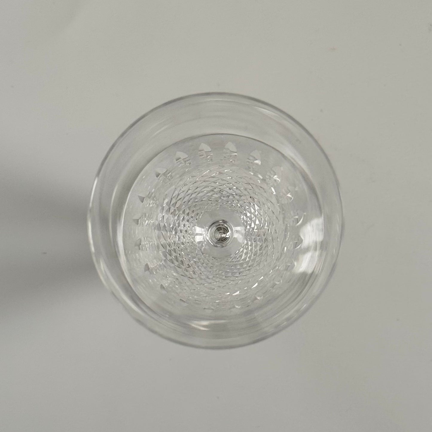 lalique-chinon-crystal-water-glasses-diamond-point-1960s-1
English: Lalique France crystal water glasses, Chinon pattern with diamond-point base, 1960s design, set of 6, each signed on the base; 日本語: ラリック・フランスのクリスタル製ウォーターグラス、「シノン」パターン、ダイヤモンドカット、1960年代デザイン、6客セット、各グラスにサイン入り; Français: Verres à eau en cristal Lalique France, motif Chinon avec base à pointes de diamant, design des années 1960, lot de 6, chaque verre signé à la base.