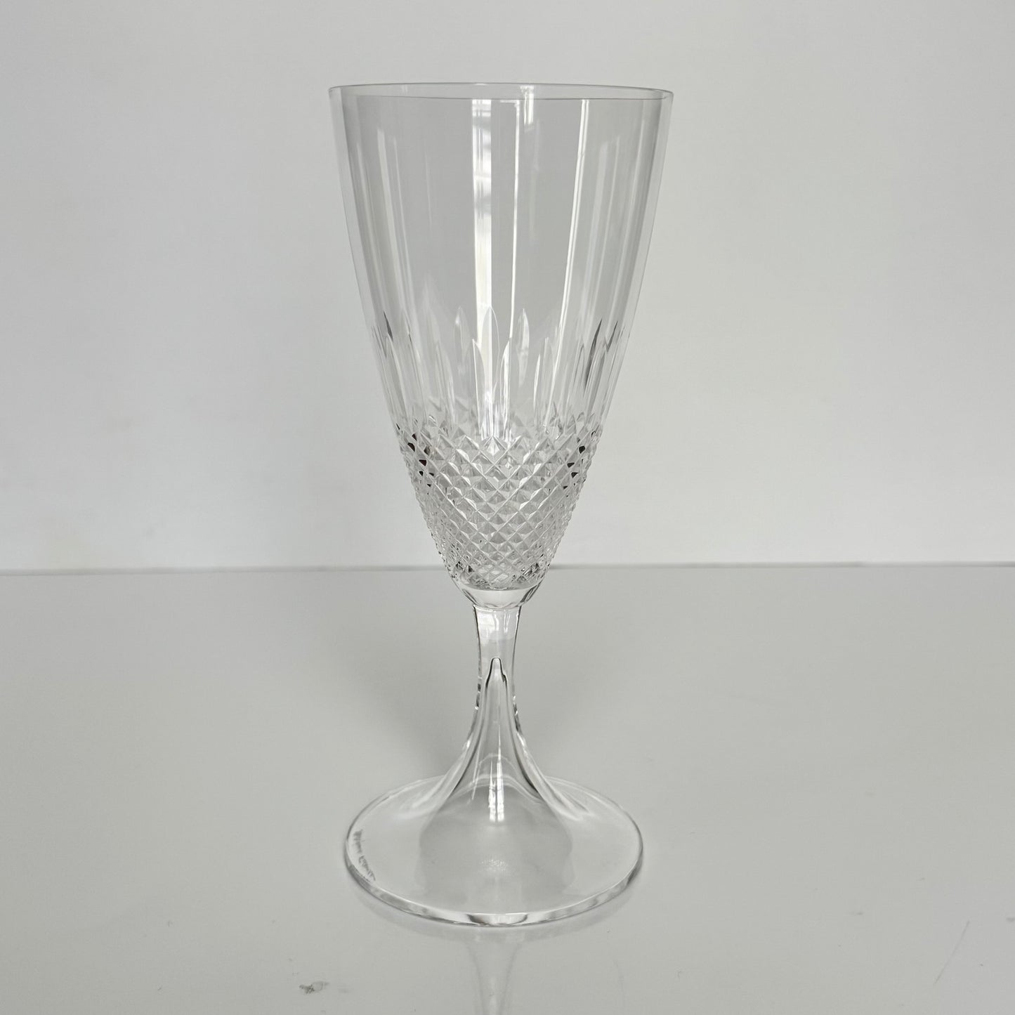 lalique-chinon-crystal-wine-glasses-diamond-point-1960s-1
English: Lalique France crystal wine glasses, Chinon pattern with diamond-point base, 1960s design, set of 6, each signed on the base; 日本語: ラリック・フランスのクリスタル製ワイングラス、「シノン」パターン、ダイヤモンドカット、1960年代デザイン、6客セット、各グラスにサイン入り; Français: Verres à vin en cristal Lalique France, motif Chinon avec base à pointes de diamant, design des années 1960, lot de 6, chaque verre signé à la base.