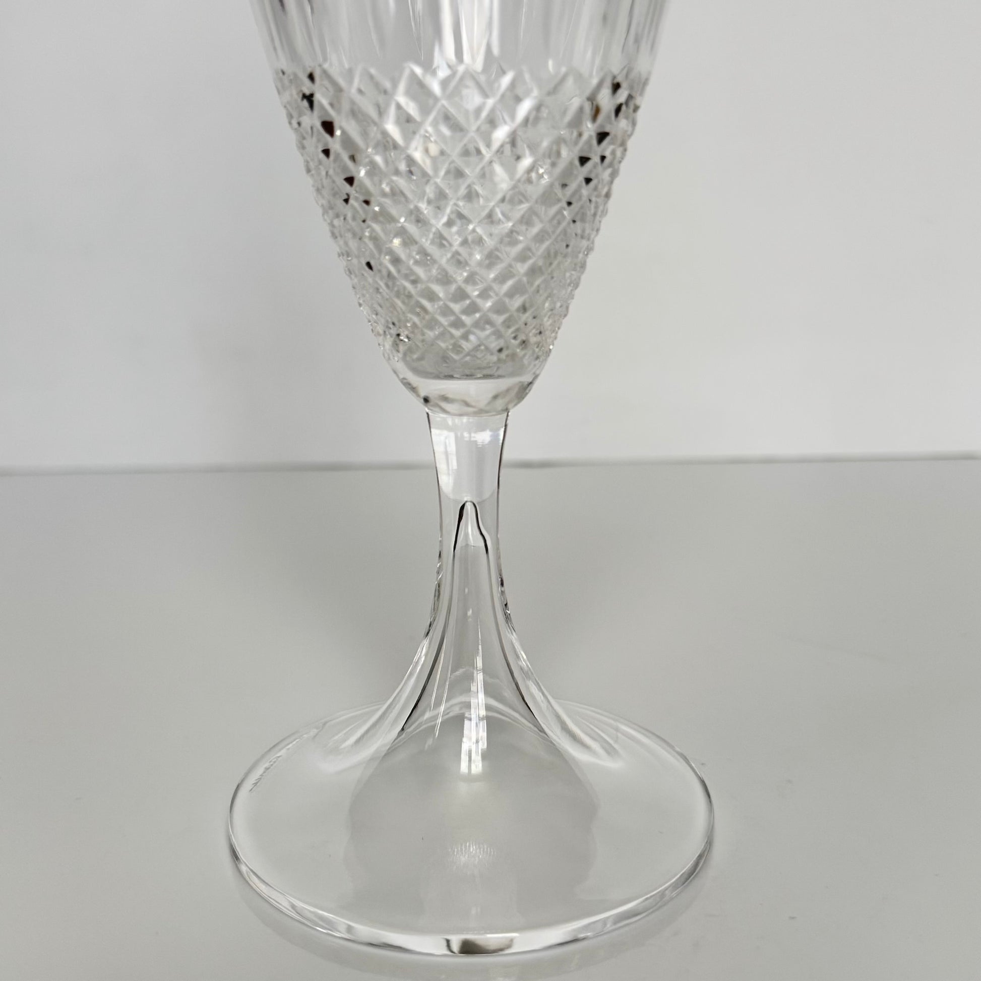 lalique-chinon-crystal-wine-glasses-diamond-point-1960s-1
English: Lalique France crystal wine glasses, Chinon pattern with diamond-point base, 1960s design, set of 6, each signed on the base; 日本語: ラリック・フランスのクリスタル製ワイングラス、「シノン」パターン、ダイヤモンドカット、1960年代デザイン、6客セット、各グラスにサイン入り; Français: Verres à vin en cristal Lalique France, motif Chinon avec base à pointes de diamant, design des années 1960, lot de 6, chaque verre signé à la base.