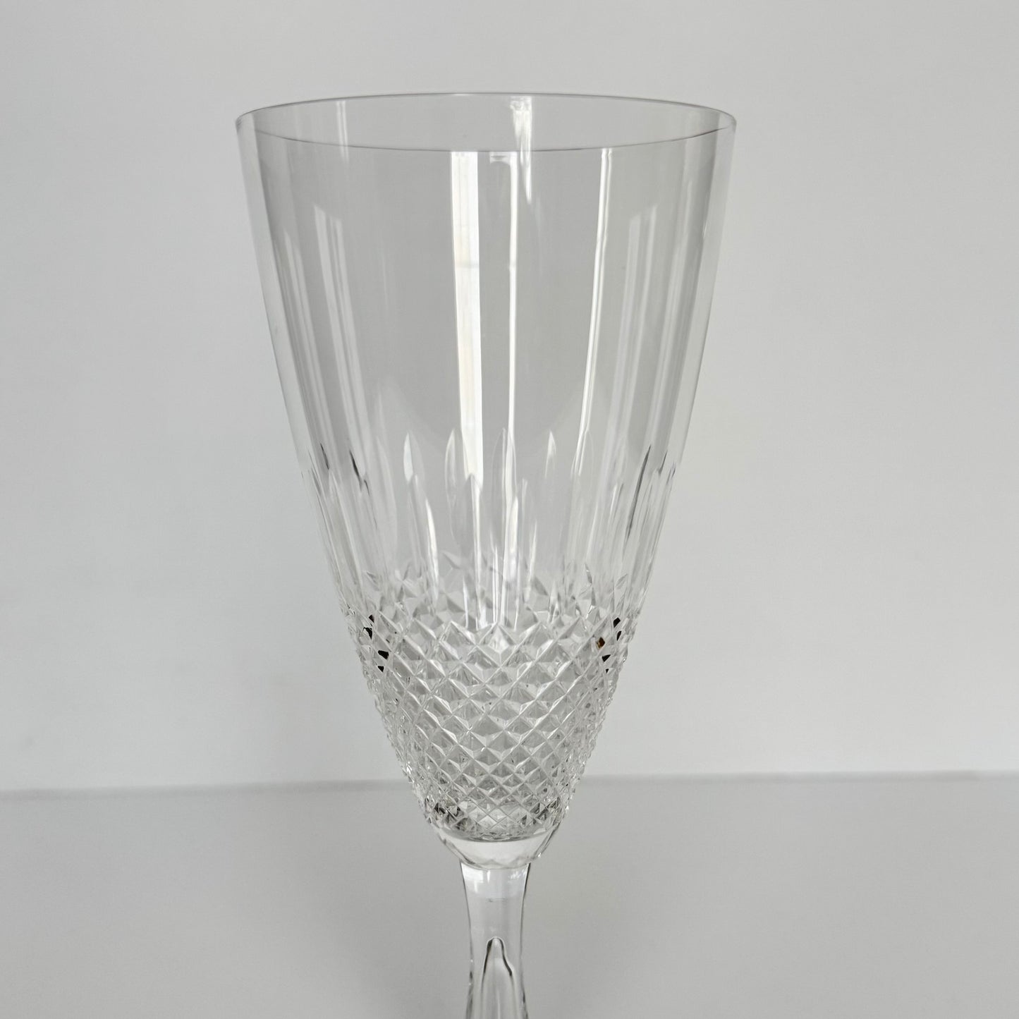 lalique-chinon-crystal-wine-glasses-diamond-point-1960s-1
English: Lalique France crystal wine glasses, Chinon pattern with diamond-point base, 1960s design, set of 6, each signed on the base; 日本語: ラリック・フランスのクリスタル製ワイングラス、「シノン」パターン、ダイヤモンドカット、1960年代デザイン、6客セット、各グラスにサイン入り; Français: Verres à vin en cristal Lalique France, motif Chinon avec base à pointes de diamant, design des années 1960, lot de 6, chaque verre signé à la base.