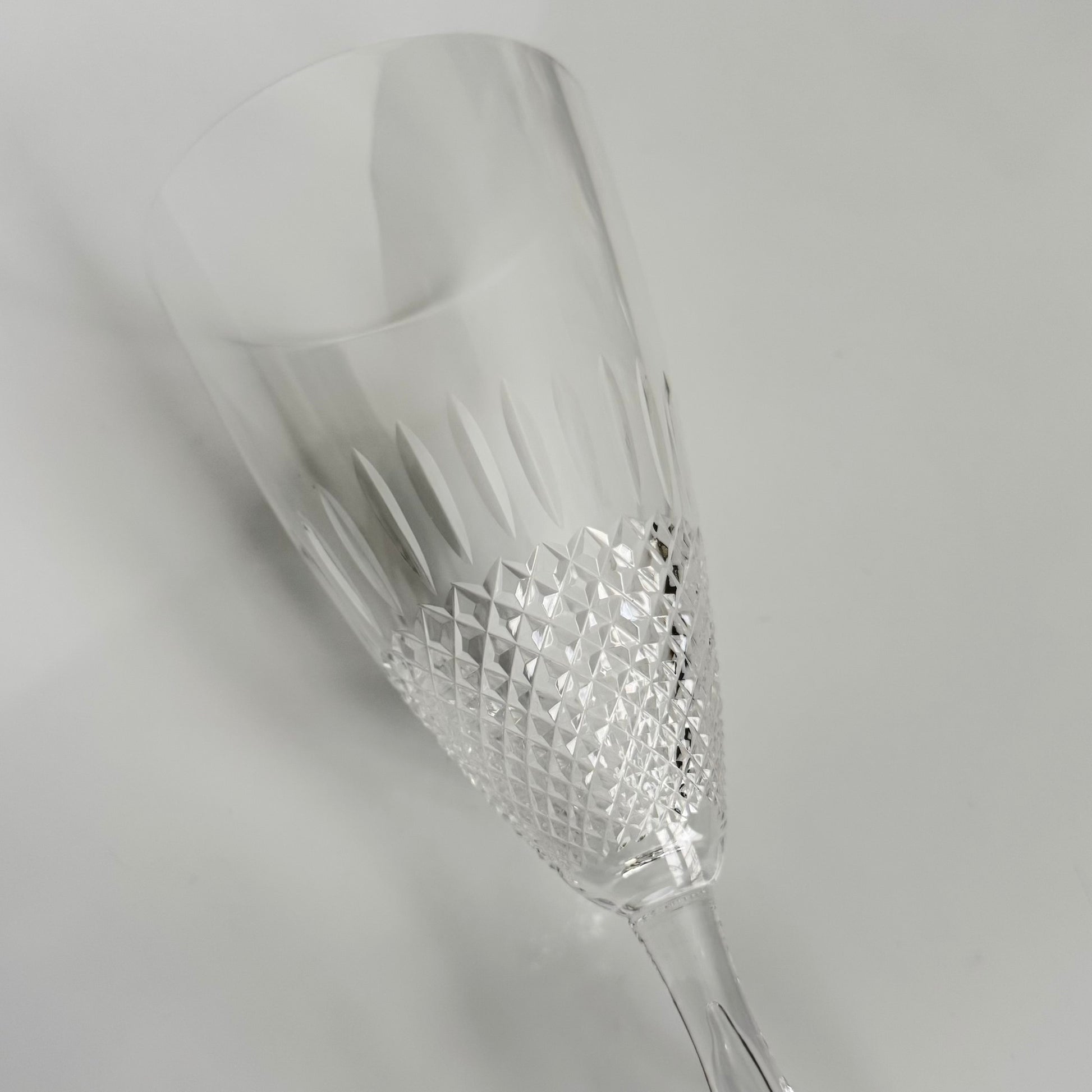 lalique-chinon-crystal-wine-glasses-diamond-point-1960s-1
English: Lalique France crystal wine glasses, Chinon pattern with diamond-point base, 1960s design, set of 6, each signed on the base; 日本語: ラリック・フランスのクリスタル製ワイングラス、「シノン」パターン、ダイヤモンドカット、1960年代デザイン、6客セット、各グラスにサイン入り; Français: Verres à vin en cristal Lalique France, motif Chinon avec base à pointes de diamant, design des années 1960, lot de 6, chaque verre signé à la base.