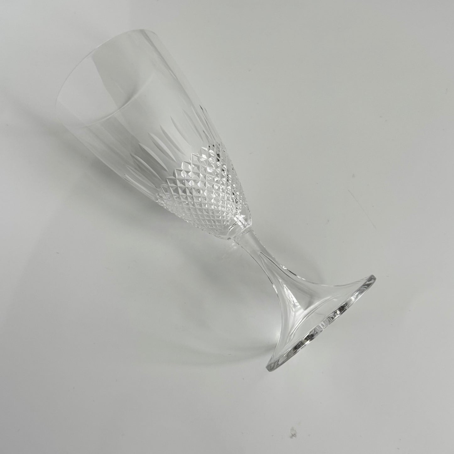 lalique-chinon-crystal-wine-glasses-diamond-point-1960s-1
English: Lalique France crystal wine glasses, Chinon pattern with diamond-point base, 1960s design, set of 6, each signed on the base; 日本語: ラリック・フランスのクリスタル製ワイングラス、「シノン」パターン、ダイヤモンドカット、1960年代デザイン、6客セット、各グラスにサイン入り; Français: Verres à vin en cristal Lalique France, motif Chinon avec base à pointes de diamant, design des années 1960, lot de 6, chaque verre signé à la base.