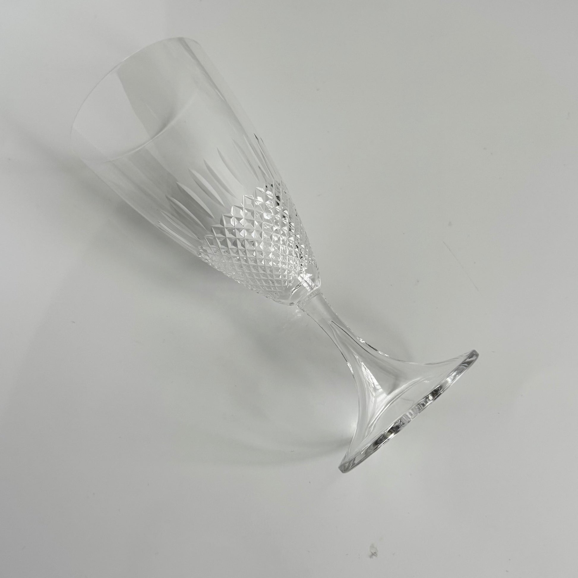 lalique-chinon-crystal-wine-glasses-diamond-point-1960s-1
English: Lalique France crystal wine glasses, Chinon pattern with diamond-point base, 1960s design, set of 6, each signed on the base; 日本語: ラリック・フランスのクリスタル製ワイングラス、「シノン」パターン、ダイヤモンドカット、1960年代デザイン、6客セット、各グラスにサイン入り; Français: Verres à vin en cristal Lalique France, motif Chinon avec base à pointes de diamant, design des années 1960, lot de 6, chaque verre signé à la base.