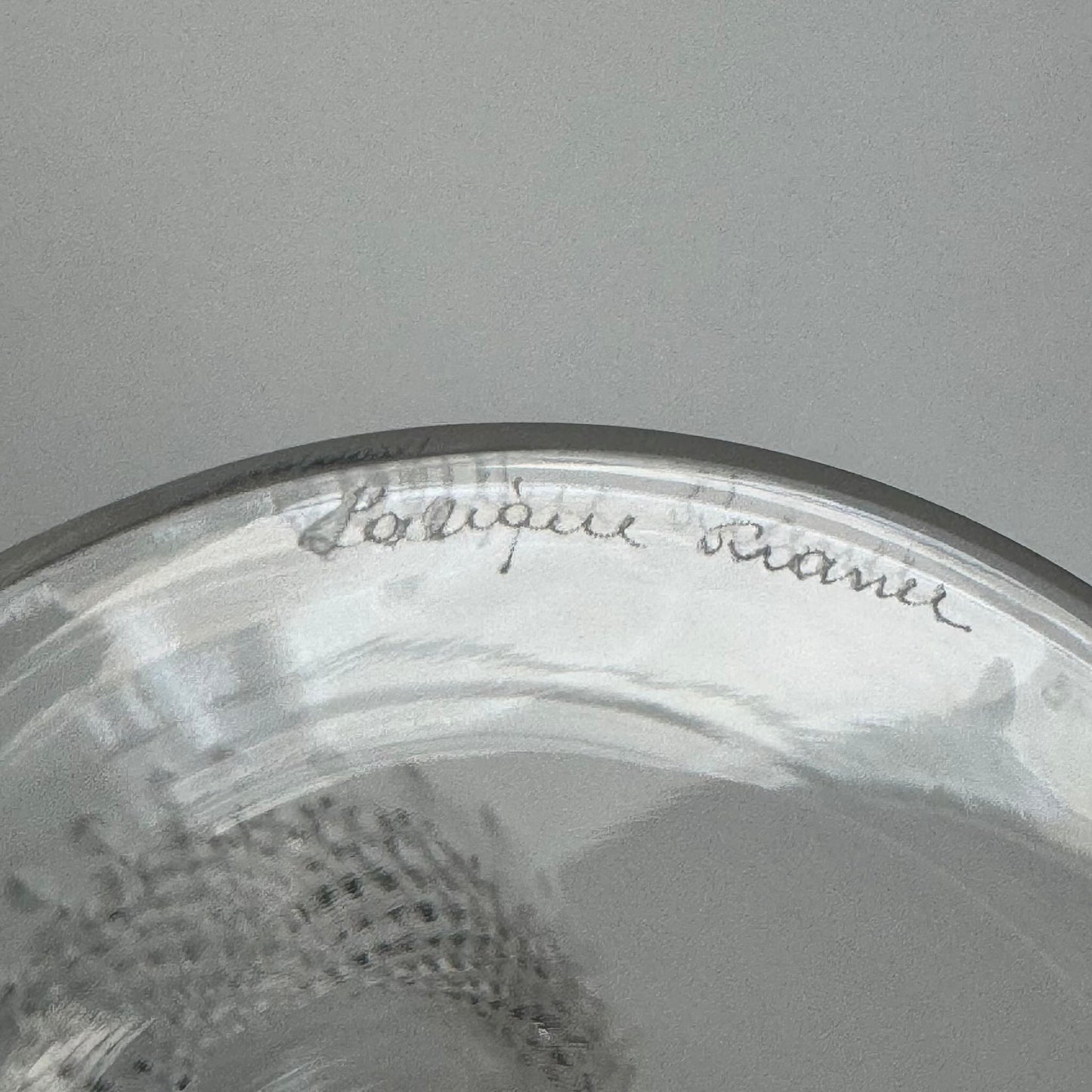 lalique-chinon-crystal-wine-glasses-diamond-point-1960s-1
English: Lalique France crystal wine glasses, Chinon pattern with diamond-point base, 1960s design, set of 6, each signed on the base; 日本語: ラリック・フランスのクリスタル製ワイングラス、「シノン」パターン、ダイヤモンドカット、1960年代デザイン、6客セット、各グラスにサイン入り; Français: Verres à vin en cristal Lalique France, motif Chinon avec base à pointes de diamant, design des années 1960, lot de 6, chaque verre signé à la base.