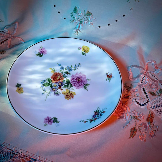 English: Limoges porcelain cake stand, floral bouquet design, gilded rim, made in France in the 20th century, marked Limoges SPL France; 日本語: リモージュ製の磁器ケーキスタンド、花束模様、金彩縁取り、20世紀フランス製、Limoges SPL Franceのサインあり; Français: Présentoir à gâteau en porcelaine de Limoges, décor de bouquet de fleurs, bord doré, fabriqué en France au XXe siècle, signé Limoges SPL France.
