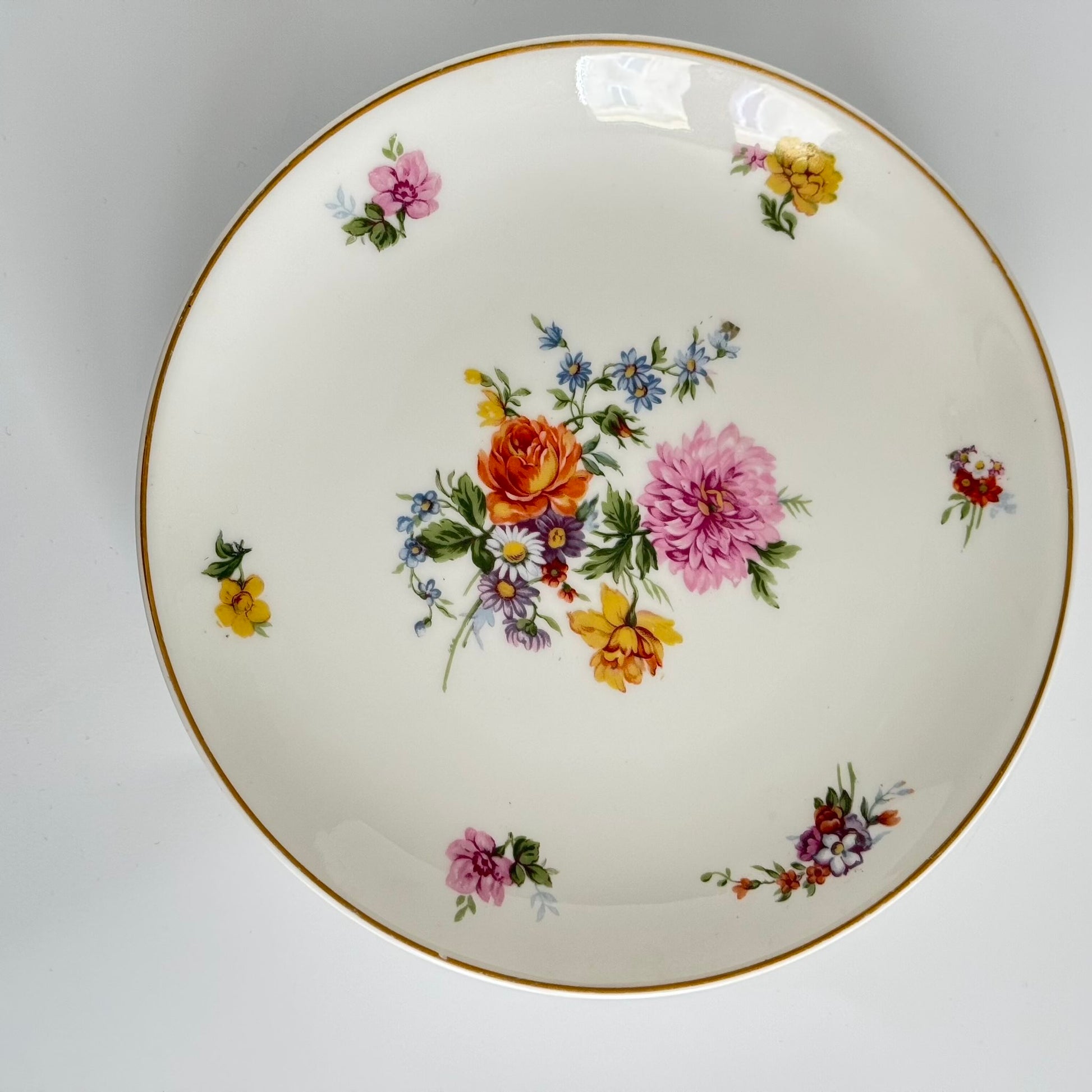 English: Limoges porcelain cake stand, floral bouquet design, gilded rim, made in France in the 20th century, marked Limoges SPL France; 日本語: リモージュ製の磁器ケーキスタンド、花束模様、金彩縁取り、20世紀フランス製、Limoges SPL Franceのサインあり; Français: Présentoir à gâteau en porcelaine de Limoges, décor de bouquet de fleurs, bord doré, fabriqué en France au XXe siècle, signé Limoges SPL France.