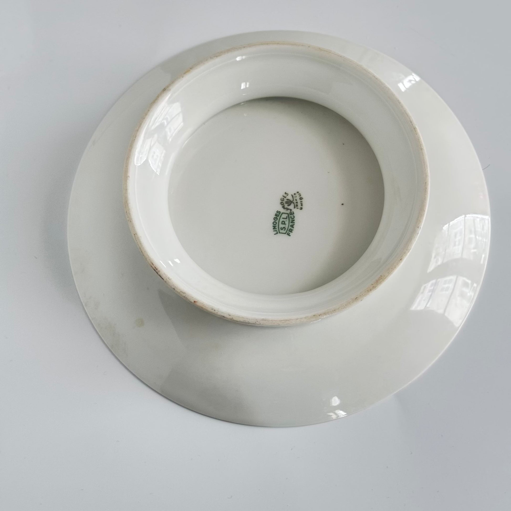 English: Limoges porcelain cake stand, floral bouquet design, gilded rim, made in France in the 20th century, marked Limoges SPL France; 日本語: リモージュ製の磁器ケーキスタンド、花束模様、金彩縁取り、20世紀フランス製、Limoges SPL Franceのサインあり; Français: Présentoir à gâteau en porcelaine de Limoges, décor de bouquet de fleurs, bord doré, fabriqué en France au XXe siècle, signé Limoges SPL France.