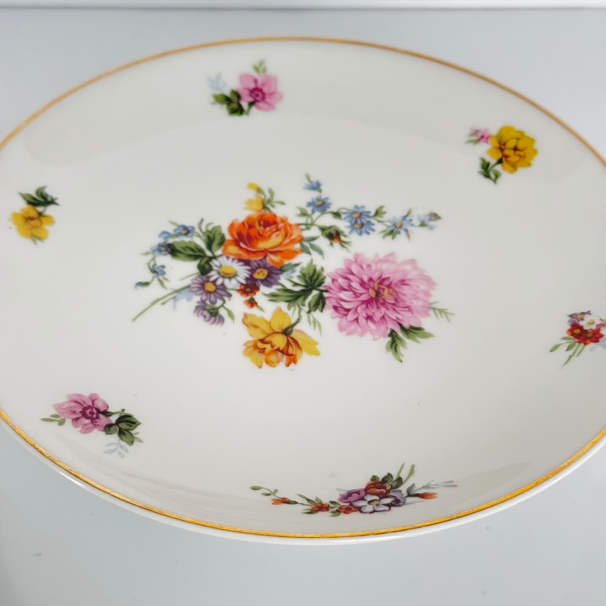 English: Limoges porcelain cake stand, floral bouquet design, gilded rim, made in France in the 20th century, marked Limoges SPL France; 日本語: リモージュ製の磁器ケーキスタンド、花束模様、金彩縁取り、20世紀フランス製、Limoges SPL Franceのサインあり; Français: Présentoir à gâteau en porcelaine de Limoges, décor de bouquet de fleurs, bord doré, fabriqué en France au XXe siècle, signé Limoges SPL France.