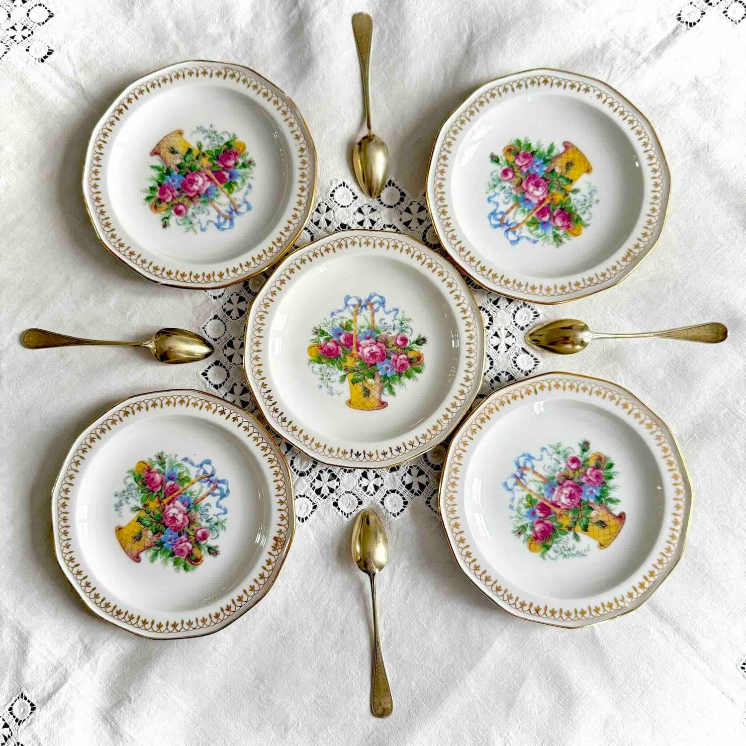 English: Vintage Limoges dessert plate with ribbon, flower, and basket motif, French porcelain. ; Français : Assiette à dessert vintage en porcelaine de Limoges, décor ruban/nœud, fleurs et panier. ; 日本語： リモージュのヴィンテージデザートプレート、リボンと花かごのモチーフ、フランス磁器。