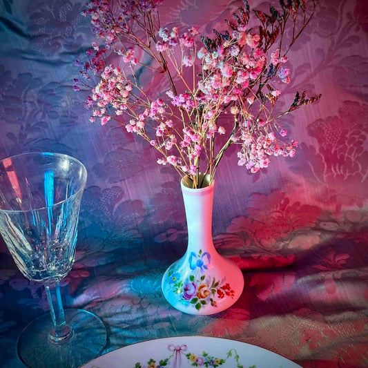 English: Vintage Limoges porcelain bud vase with hand-painted ribbon and flower motif, slender design ideal for single bloom. ; Français: Soliflore en porcelaine de Limoges peinte à la main, motif de rubans et fleurs, design fin pour une seule fleur. ; 日本語： ヴィンテージのリモージュ製一輪挿し、リボンと花の手描き装飾付き、スリムなデザインで一輪の花にぴったり。
