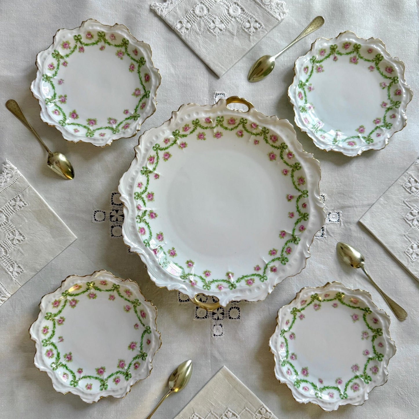English: Limoges porcelain dessert plate with ribbon and rose motif, early 20th century, subtle gilding. ; Français : Assiette à dessert en porcelaine de Limoges avec décor de rubans et de roses, début XXe siècle, dorure discrète. ; 日本語： リモージュ製のリボンとバラ模様のデザートプレート、20世紀初頭、繊細な金彩入り。