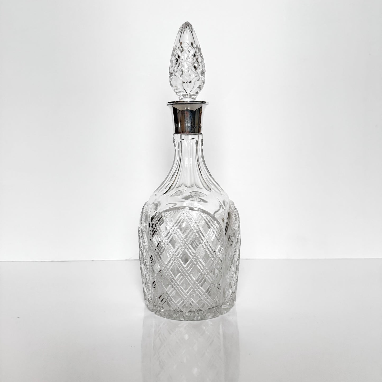 English cut crystal decanter with sterling silver collar by Mappin & Webb, Birmingham 1958–1959, ideal for whisky, brandy or cognac.