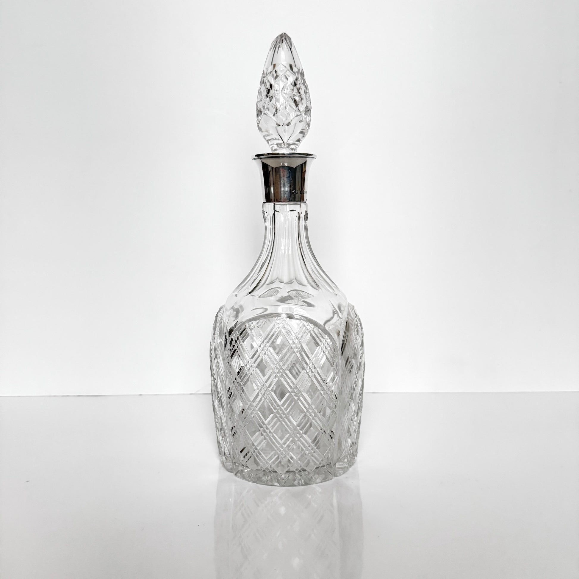 English cut crystal decanter with sterling silver collar by Mappin & Webb, Birmingham 1958–1959, ideal for whisky, brandy or cognac.