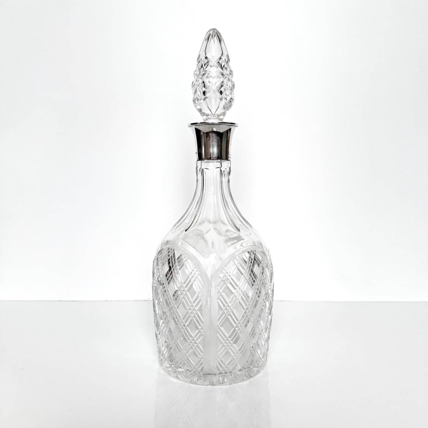 English cut crystal decanter with sterling silver collar by Mappin & Webb, Birmingham 1958–1959, ideal for whisky, brandy or cognac.