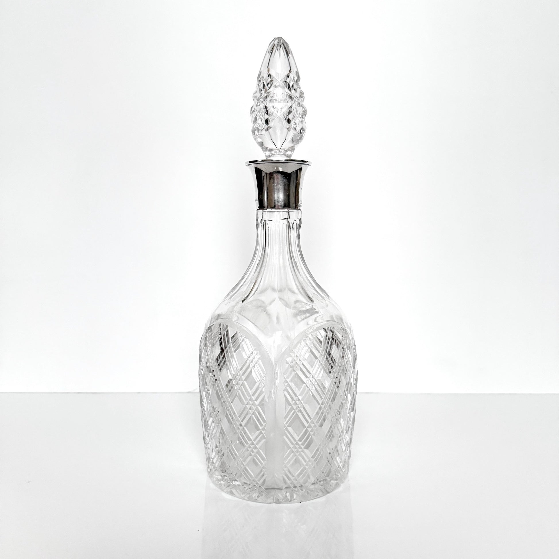 English cut crystal decanter with sterling silver collar by Mappin & Webb, Birmingham 1958–1959, ideal for whisky, brandy or cognac.