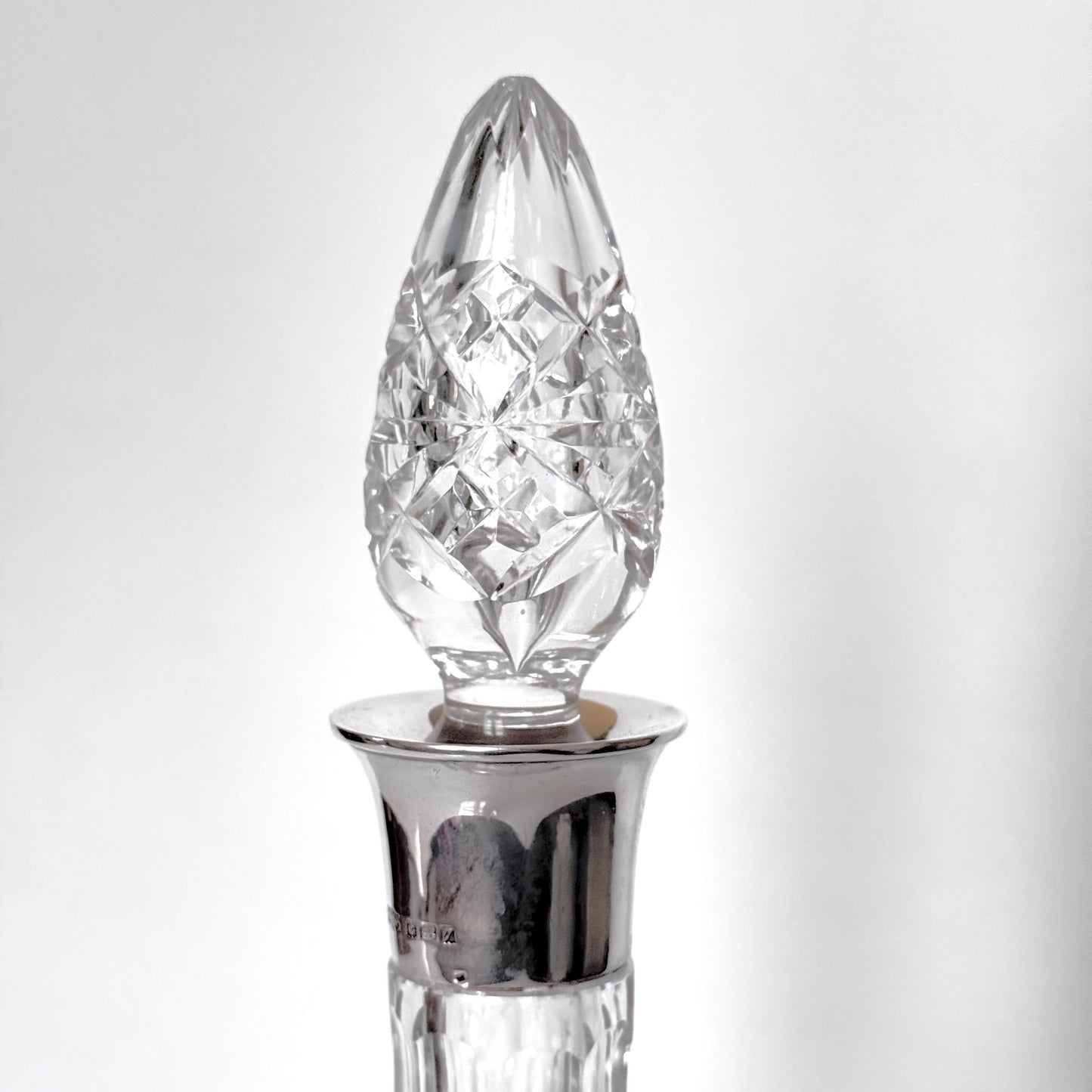 English cut crystal decanter with sterling silver collar by Mappin & Webb, Birmingham 1958–1959, ideal for whisky, brandy or cognac.