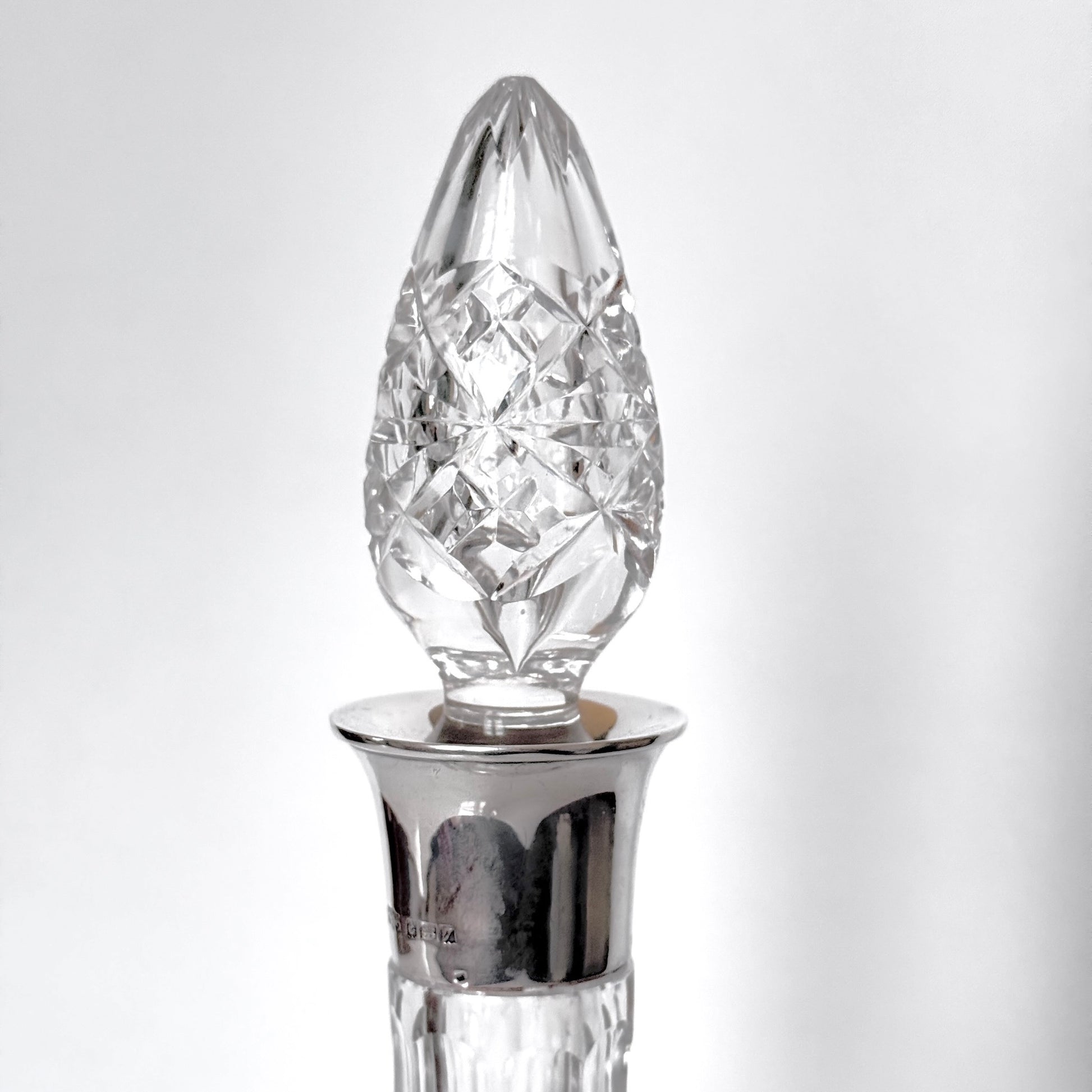 English cut crystal decanter with sterling silver collar by Mappin & Webb, Birmingham 1958–1959, ideal for whisky, brandy or cognac.