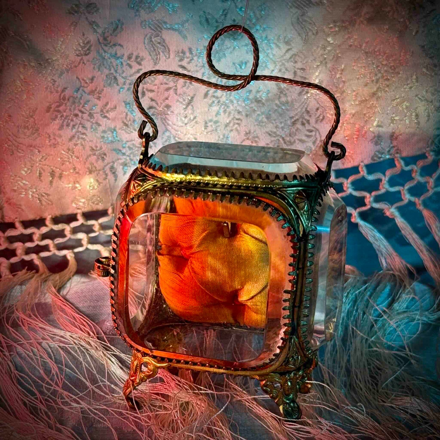 English: Napoleon III style pocket watch stand in gilded brass and beveled glass, late 19th to early 20th century. ; 日本語: 19世紀後期〜20世紀初頭のナポレオン三世様式、金メッキ真鍮と面取りガラス製の懐中時計スタンド。 ; Français: Porte-montre de style Napoléon III en laiton doré et verre biseauté, fin XIXe – début XXe.