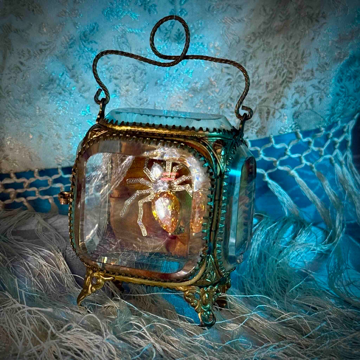 English: Napoleon III style pocket watch stand in gilded brass and beveled glass, late 19th to early 20th century. ; 日本語: 19世紀後期〜20世紀初頭のナポレオン三世様式、金メッキ真鍮と面取りガラス製の懐中時計スタンド。 ; Français: Porte-montre de style Napoléon III en laiton doré et verre biseauté, fin XIXe – début XXe.