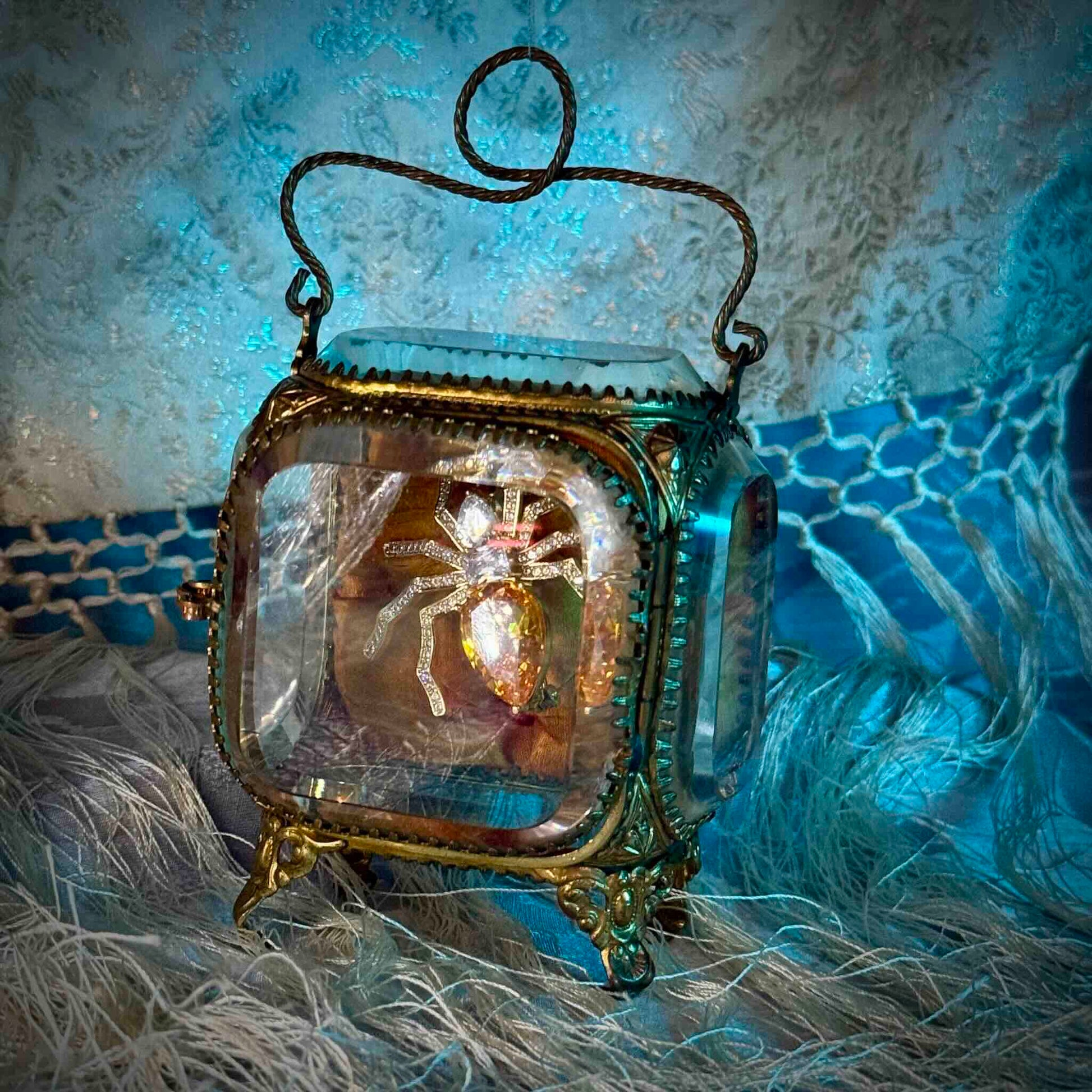 English: Napoleon III style pocket watch stand in gilded brass and beveled glass, late 19th to early 20th century. ; 日本語: 19世紀後期〜20世紀初頭のナポレオン三世様式、金メッキ真鍮と面取りガラス製の懐中時計スタンド。 ; Français: Porte-montre de style Napoléon III en laiton doré et verre biseauté, fin XIXe – début XXe.