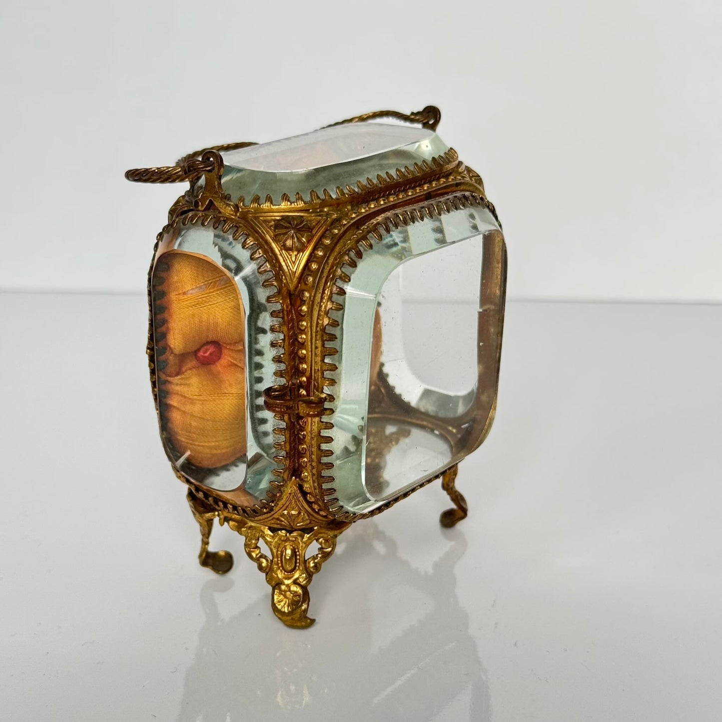 English: Napoleon III style pocket watch stand in gilded brass and beveled glass, late 19th to early 20th century. ; 日本語: 19世紀後期〜20世紀初頭のナポレオン三世様式、金メッキ真鍮と面取りガラス製の懐中時計スタンド。 ; Français: Porte-montre de style Napoléon III en laiton doré et verre biseauté, fin XIXe – début XXe.